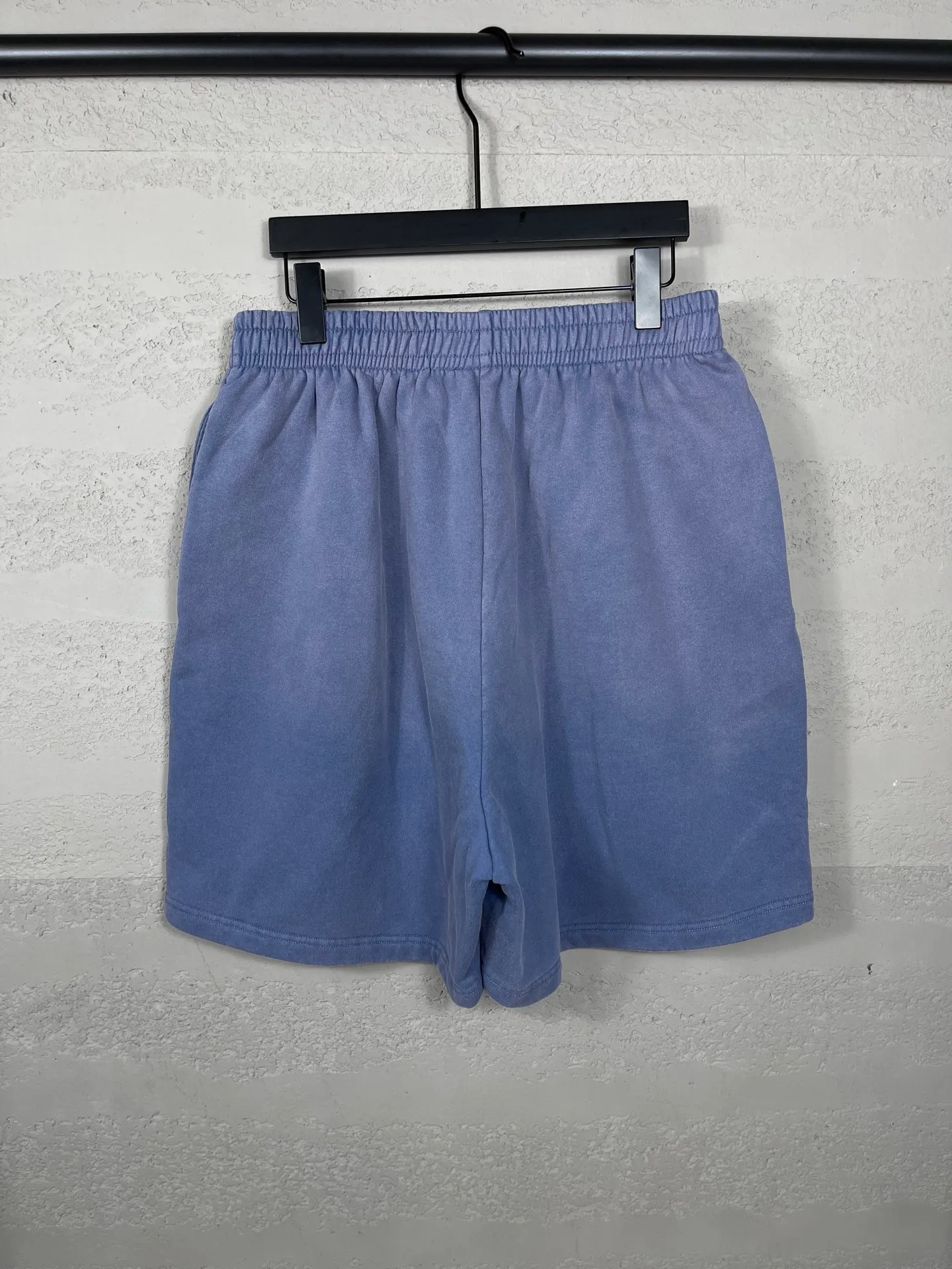 🅿️226 real photos [Top version. Official website quality] BALENCI*GA/Paris. 2025 new model. Classic wave print on the front, washed, distressed and worn shorts. Synchronized with brick cabinets. Developed authentic products at the first time, happy to print and compare! The fabric is made of Paris ZP custom-woven and dyed cotton terry sweatshirt, with a weight of 460 grams. The cloth surface is clean. The cloth pattern is clear, the hand feels soft and comfortable, and the imported environmentally friendly rubber paddles are used for printing. The letters are clear and the effect is three-dimensional. The version adopts a loose version. Same style for men and women. Code: BL257025 Color: washed blue Size: XS S M L