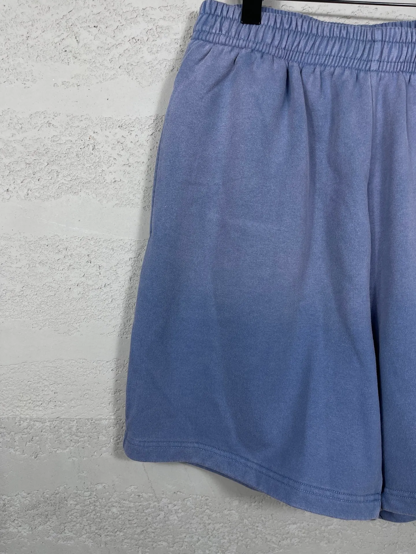 🅿️226 real photos [Top version. Official website quality] BALENCI*GA/Paris. 2025 new model. Classic wave print on the front, washed, distressed and worn shorts. Synchronized with brick cabinets. Developed authentic products at the first time, happy to print and compare! The fabric is made of Paris ZP custom-woven and dyed cotton terry sweatshirt, with a weight of 460 grams. The cloth surface is clean. The cloth pattern is clear, the hand feels soft and comfortable, and the imported environmentally friendly rubber paddles are used for printing. The letters are clear and the effect is three-dimensional. The version adopts a loose version. Same style for men and women. Code: BL257025 Color: washed blue Size: XS S M L