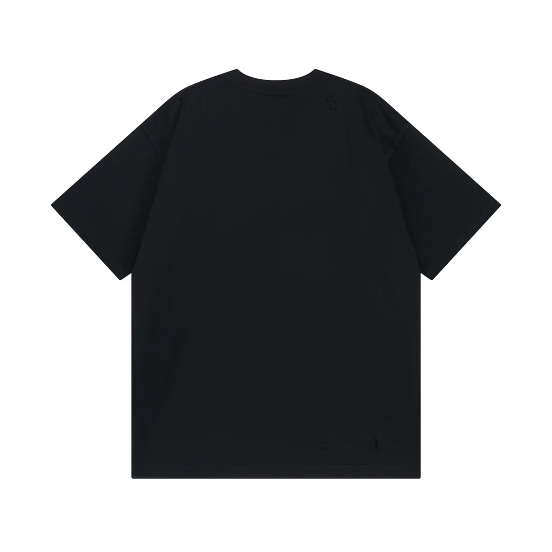 🅿️186 Detailed picture [Top version. Official website quality] BALENCI*GA/Paris Front printed ready-to-wear washed and worn new T-shirt #2024 new style with reverse stitching design. Notice! ️The original version of this style is made with reverse stitching and is worn and washed to make it look old, which is the normal practice in the market. #2024 Spring and Summer Brick Cabinet Synchronization Welcome to compare. The fabric is made of Paris ZP custom-woven and dyed cotton double yarn, with a weight of 260 grams. The cloth surface is clean. The cloth pattern is clear, soft and comfortable. The threads are dyed with no color difference. The printing uses imported environmentally friendly glue printing. The letters are clear and the pattern explodes. The brick cabinet is restored, and the version adopts the OS loose shoulder version. The same style for men and women. Code: BL223357 Color: Black Size: XS to L