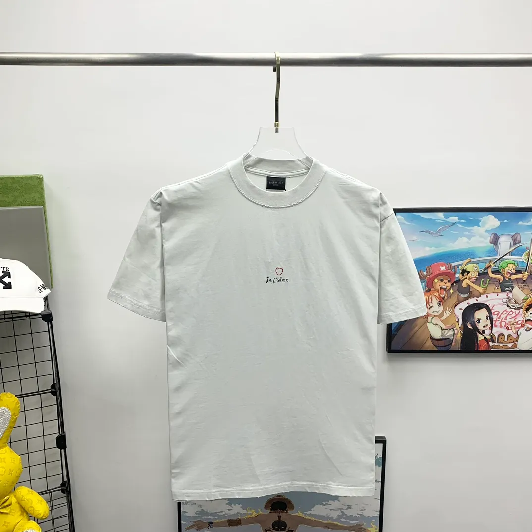 The top tried and tested version of BALENCIAGA's "Tanabata Little Love" printed short-sleeved T-shirt with the same style of male and female couple stars. The front is decorated with ie t'aime artwork embroidery | The lower back is decorated with brand logo embroidery | Distressed effect. Combed cotton has better durability than cotton. Combed cotton fabrics are durable and washable. They use better quality cotton, so the fabrics are not prone to pilling.  The new plate-making process that imitates hand embroidery has the rough feel of hand embroidery, and the stitching method is adjusted according to the original pattern. After embroidery, the stitching technique is imitated by hand embroidery, and the smooth curves highlight the embroidery effect.  The main body of the logo pattern is precision stitched; the embroidery is very fine and dense. Linen embroidery thread is used combined with dense processing to increase the three-dimensional effect, and the embroidery body has a subtle matte visual texture. Color: red black white P:260 Size: S--XL