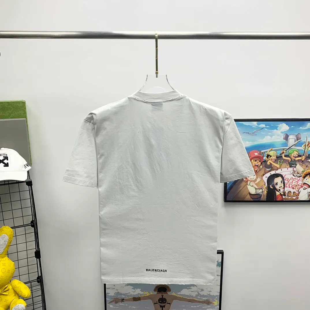 The top tried and tested version of BALENCIAGA's "Tanabata Little Love" printed short-sleeved T-shirt with the same style of male and female couple stars. The front is decorated with ie t'aime artwork embroidery | The lower back is decorated with brand logo embroidery | Distressed effect. Combed cotton has better durability than cotton. Combed cotton fabrics are durable and washable. They use better quality cotton, so the fabrics are not prone to pilling.  The new plate-making process that imitates hand embroidery has the rough feel of hand embroidery, and the stitching method is adjusted according to the original pattern. After embroidery, the stitching technique is imitated by hand embroidery, and the smooth curves highlight the embroidery effect.  The main body of the logo pattern is precision stitched; the embroidery is very fine and dense. Linen embroidery thread is used combined with dense processing to increase the three-dimensional effect, and the embroidery body has a subtle matte visual texture. Color: red black white P:260 Size: S--XL