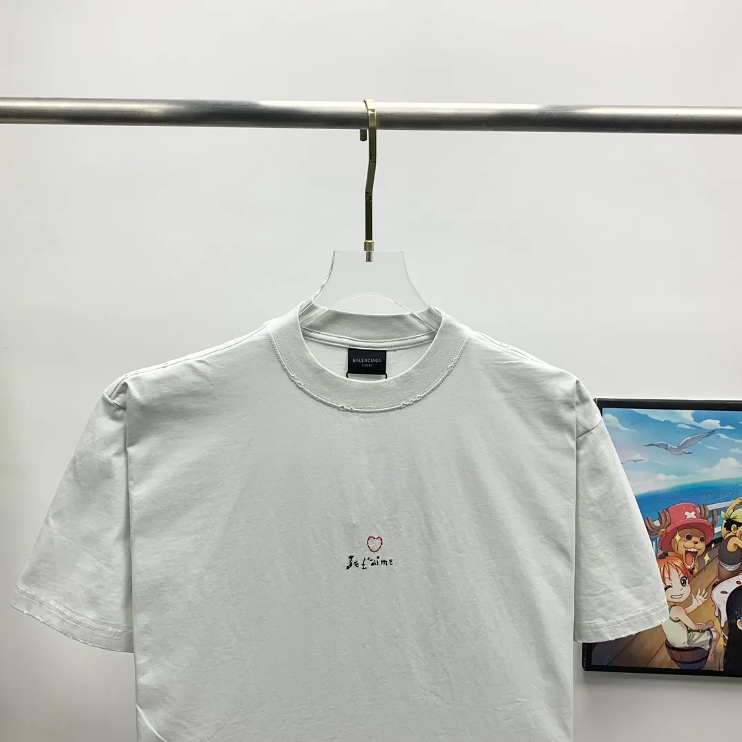 The top tried and tested version of BALENCIAGA's "Tanabata Little Love" printed short-sleeved T-shirt with the same style of male and female couple stars. The front is decorated with ie t'aime artwork embroidery | The lower back is decorated with brand logo embroidery | Distressed effect. Combed cotton has better durability than cotton. Combed cotton fabrics are durable and washable. They use better quality cotton, so the fabrics are not prone to pilling.  The new plate-making process that imitates hand embroidery has the rough feel of hand embroidery, and the stitching method is adjusted according to the original pattern. After embroidery, the stitching technique is imitated by hand embroidery, and the smooth curves highlight the embroidery effect.  The main body of the logo pattern is precision stitched; the embroidery is very fine and dense. Linen embroidery thread is used combined with dense processing to increase the three-dimensional effect, and the embroidery body has a subtle matte visual texture. Color: red black white P:260 Size: S--XL