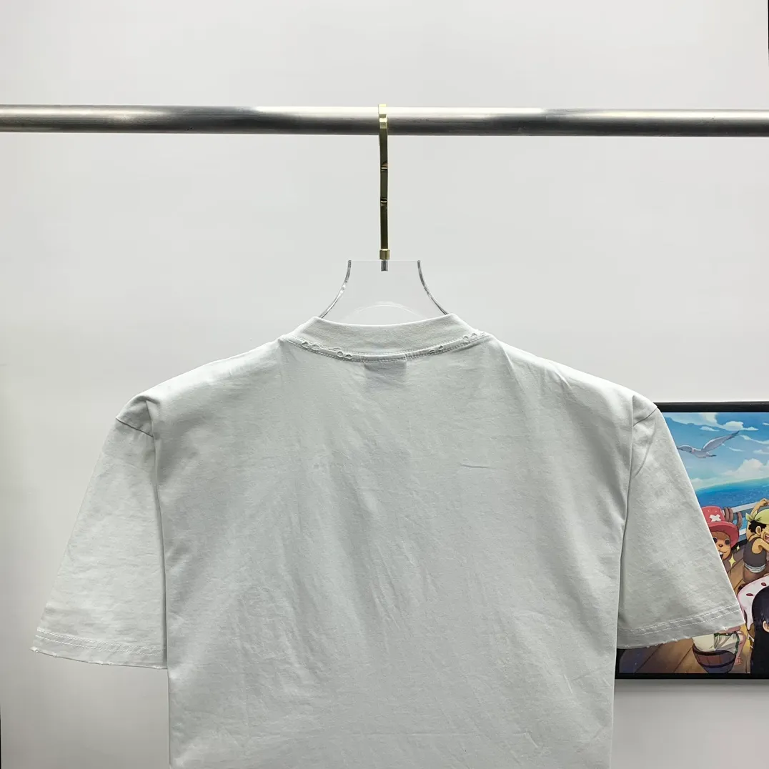 The top tried and tested version of BALENCIAGA's "Tanabata Little Love" printed short-sleeved T-shirt with the same style of male and female couple stars. The front is decorated with ie t'aime artwork embroidery | The lower back is decorated with brand logo embroidery | Distressed effect. Combed cotton has better durability than cotton. Combed cotton fabrics are durable and washable. They use better quality cotton, so the fabrics are not prone to pilling.  The new plate-making process that imitates hand embroidery has the rough feel of hand embroidery, and the stitching method is adjusted according to the original pattern. After embroidery, the stitching technique is imitated by hand embroidery, and the smooth curves highlight the embroidery effect.  The main body of the logo pattern is precision stitched; the embroidery is very fine and dense. Linen embroidery thread is used combined with dense processing to increase the three-dimensional effect, and the embroidery body has a subtle matte visual texture. Color: red black white P:260 Size: S--XL