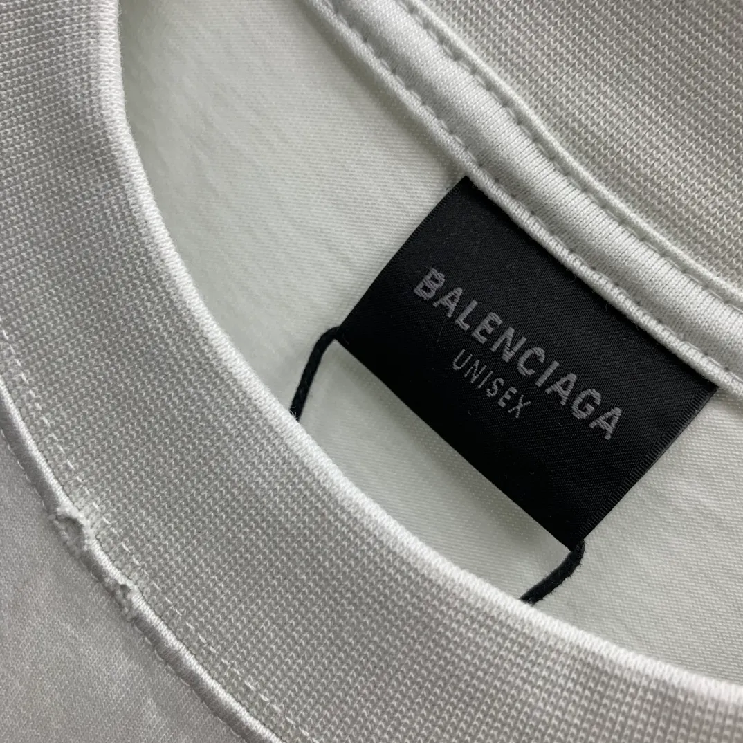 The top tried and tested version of BALENCIAGA's "Tanabata Little Love" printed short-sleeved T-shirt with the same style of male and female couple stars. The front is decorated with ie t'aime artwork embroidery | The lower back is decorated with brand logo embroidery | Distressed effect. Combed cotton has better durability than cotton. Combed cotton fabrics are durable and washable. They use better quality cotton, so the fabrics are not prone to pilling.  The new plate-making process that imitates hand embroidery has the rough feel of hand embroidery, and the stitching method is adjusted according to the original pattern. After embroidery, the stitching technique is imitated by hand embroidery, and the smooth curves highlight the embroidery effect.  The main body of the logo pattern is precision stitched; the embroidery is very fine and dense. Linen embroidery thread is used combined with dense processing to increase the three-dimensional effect, and the embroidery body has a subtle matte visual texture. Color: red black white P:260 Size: S--XL
