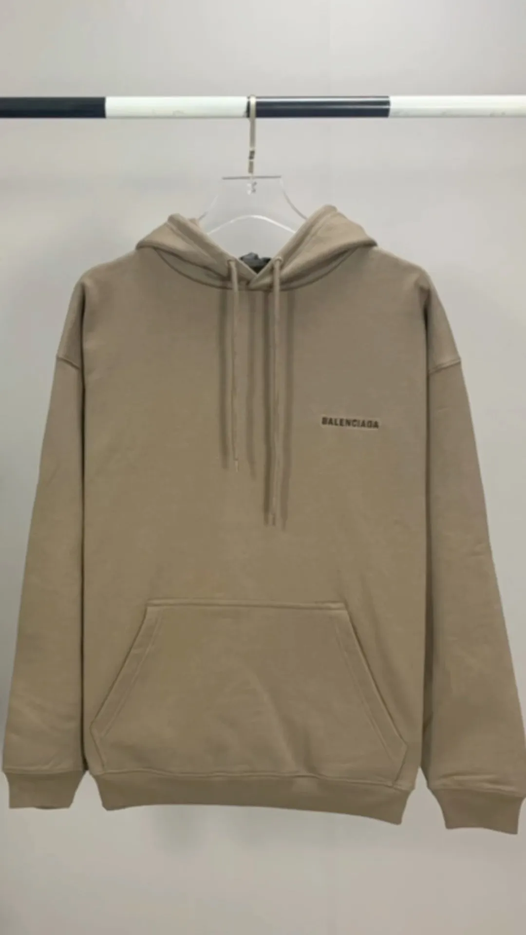 Real shot of the video - the top version of BALENCIAGA with large LOGO on the back and basic letters, loose cotton for men and women, the same trendy brand, high-end embroidered cotton hoodie, hooded sweatshirt. The god of simplicity in Paris, a volume sought after by many stars. Lisa’s favorite basic short-sleeved Paris style, which has a very high appearance rate. Wear alone, paired with jeans, shorts, and sweatpants, it's a versatile style. Xiaohongshu, a hot item on INS, a must-have for Paris fans.  Using Tajima embroidery technology imported from Japan, the printing looks very three-dimensional and full, with no threads. Regardless of the size, the front and back letters can be expressed perfectly! The fabric is made of 460g pure cotton combed terry fabric!  A complete set of customized tags, collar tags, washed, plastic bags, and most importantly, a complete set of bags, tag codes, and codes are all authentic.  Color: mint green dark brown Size: XS-L P:450