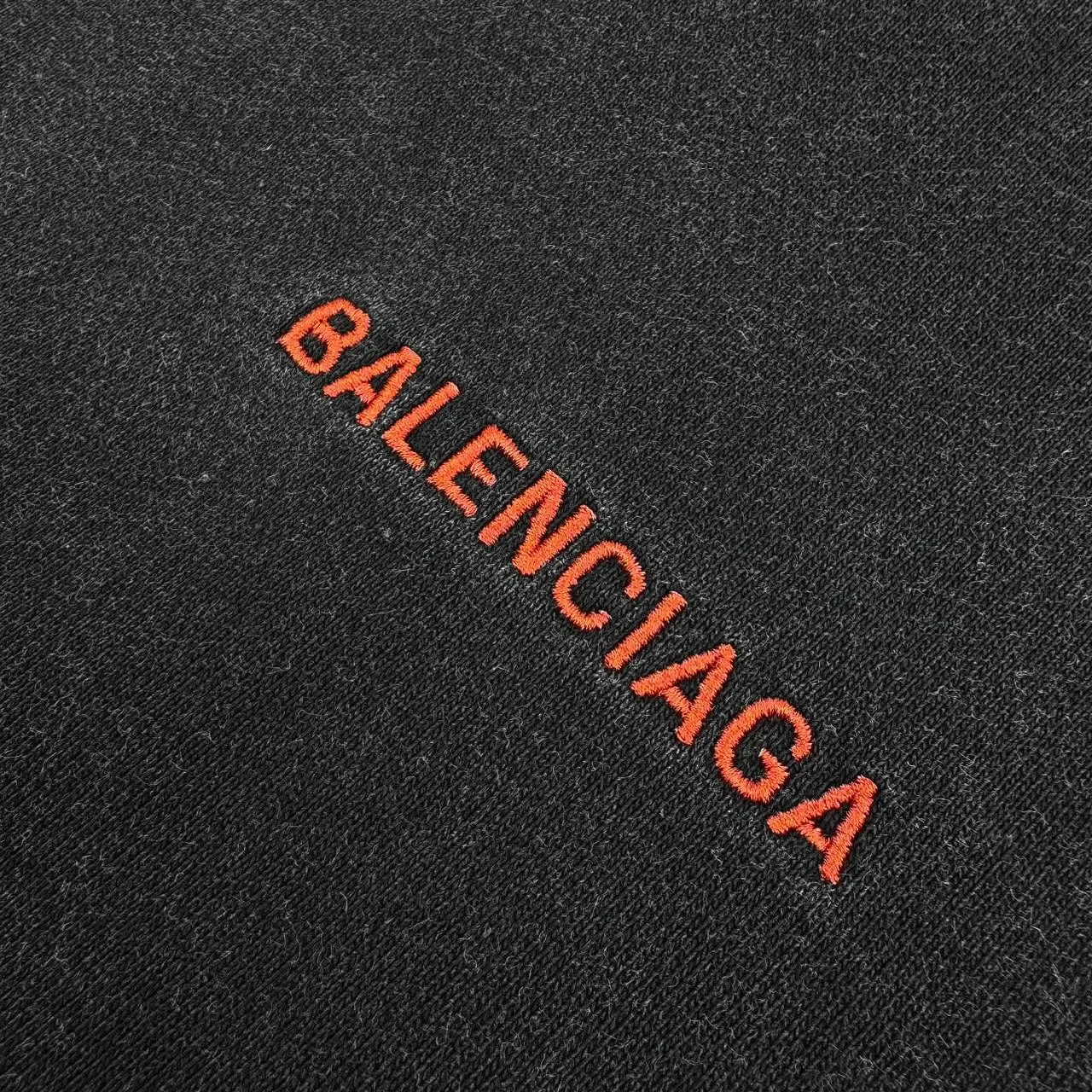 🅿️410 [Exclusive supply] BLCG front and back embroidered logo hooded sweatshirt. Original purchase and development of 8,300 yuan. The fabric is made of customized premium pure velvet soft fabric. It has a delicate touch and is comfortable and close to the skin. It uses a unique faded black as the main color. It is mysterious and charming. The minimalist and exquisite Balenciaga Back embroidery art on the chest is embellished. It is a concrete expression of the brand soul. The back panel is deconstructed with Balenciaga Back embroidery into a flowing visual storm. Use the most traditional red to embroider the most unruly soul. Drawstring-free hood design. Artists walking at the forefront of fashion use every outfit to outline their own fashion picture, using imported machine embroidery technology. Using advanced computer control systems and precise mechanical components to realize Balenciaga back embroidery operations with high precision. The lines are smooth and delicate, and the washing and coloring process is used. Special desizing agent is preferred. Next, the fabric is soaked in it to be evenly sized. After desizing, it is finally rinsed. The workmanship is extremely complicated and the loss is high. Size:S-M-L-XL