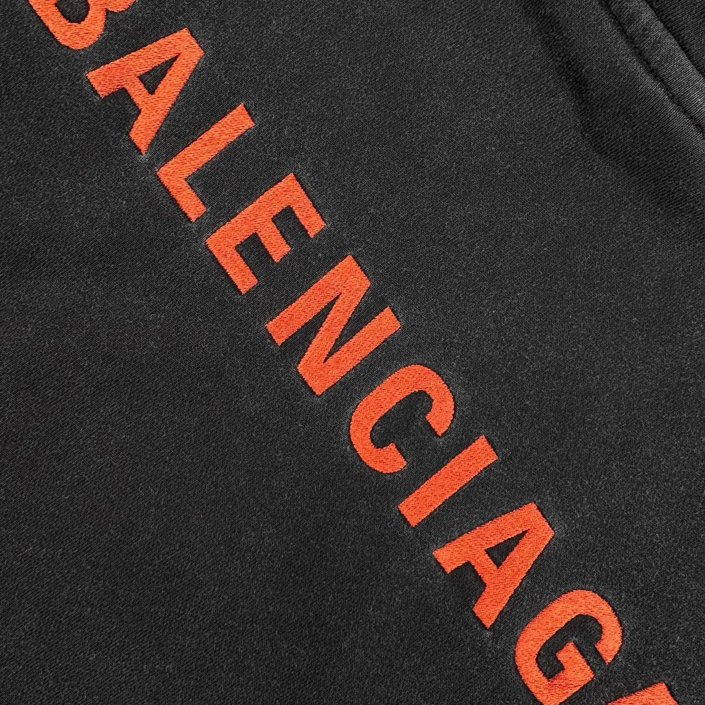 🅿️410 [Exclusive supply] BLCG front and back embroidered logo hooded sweatshirt. Original purchase and development of 8,300 yuan. The fabric is made of customized premium pure velvet soft fabric. It has a delicate touch and is comfortable and close to the skin. It uses a unique faded black as the main color. It is mysterious and charming. The minimalist and exquisite Balenciaga Back embroidery art on the chest is embellished. It is a concrete expression of the brand soul. The back panel is deconstructed with Balenciaga Back embroidery into a flowing visual storm. Use the most traditional red to embroider the most unruly soul. Drawstring-free hood design. Artists walking at the forefront of fashion use every outfit to outline their own fashion picture, using imported machine embroidery technology. Using advanced computer control systems and precise mechanical components to realize Balenciaga back embroidery operations with high precision. The lines are smooth and delicate, and the washing and coloring process is used. Special desizing agent is preferred. Next, the fabric is soaked in it to be evenly sized. After desizing, it is finally rinsed. The workmanship is extremely complicated and the loss is high. Size:S-M-L-XL