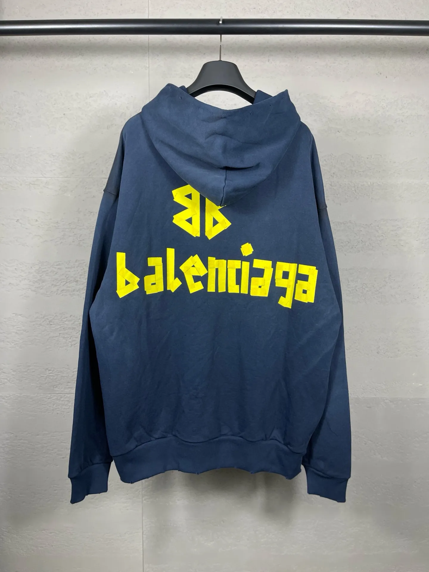 🅿️380 real photos [Top version. Official website quality] BALENCI*GA/Paris. 23ss latest classic hot model. Purchase the original board at the first time. Color. Printing. Washing. Production and authenticity. Wrong version in Jubie market. Welcome to compare. Tape direct printing. Ready-to-wear hooded sweatshirt washed and worn twice. The brick cabinet is synchronized. The fabric is made of Paris ZP custom-woven and dyed cotton sweatshirt. The weight is 450 grams. The cloth surface is clean. The cloth pattern is clear, soft and comfortable, and the threads are dyed with no color difference. The classic pattern adopts Kornit imported direct injection. The letters are clear and the effect is three-dimensional. Restored brick cabinet. The garments were washed and aged, and polished by many hands. Produced by ultra-heavy craftsmanship, special market currency. Note⚠️ZP fabric is made of fine-grained yarn. Pay attention to the big difference! Welcome to compare! The version adopts OS loose shoulder version. The same style for men and women. Code: BL238016 Color: dark gray blue, Paris blue, washed black, burgundy, fluorescent yellow, green, floral gray, sky blue, khaki Size: XS S M L