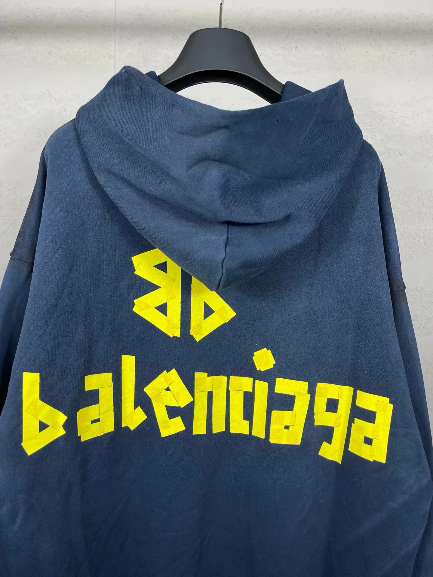 🅿️380 real photos [Top version. Official website quality] BALENCI*GA/Paris. 23ss latest classic hot model. Purchase the original board at the first time. Color. Printing. Washing. Production and authenticity. Wrong version in Jubie market. Welcome to compare. Tape direct printing. Ready-to-wear hooded sweatshirt washed and worn twice. The brick cabinet is synchronized. The fabric is made of Paris ZP custom-woven and dyed cotton sweatshirt. The weight is 450 grams. The cloth surface is clean. The cloth pattern is clear, soft and comfortable, and the threads are dyed with no color difference. The classic pattern adopts Kornit imported direct injection. The letters are clear and the effect is three-dimensional. Restored brick cabinet. The garments were washed and aged, and polished by many hands. Produced by ultra-heavy craftsmanship, special market currency. Note⚠️ZP fabric is made of fine-grained yarn. Pay attention to the big difference! Welcome to compare! The version adopts OS loose shoulder version. The same style for men and women. Code: BL238016 Color: dark gray blue, Paris blue, washed black, burgundy, fluorescent yellow, green, floral gray, sky blue, khaki Size: XS S M L