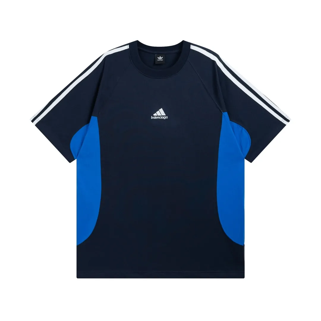 🅿️200 Detailed picture [Top version. Official website quality] BALENCI*GA/Paris co-branded Adidas Adidas clover three-stripe LOGO embroidered side contrast short-sleeved T-shirt# The fabric is made of Paris ZP custom-woven and dyed cotton double yarn. Weighing 260 grams, the cloth surface is clean. The cloth pattern is clear, soft and comfortable. The threads are dyed with no color difference. The classic pattern embroidery uses imported embroidery, and the letters are clear, three-dimensional and without rough edges. Jubie market produces pictures based on pictures. Welcome to compare. The version adopts OS loose shoulder version. Same style for men and women. Code: BL223082 Color: black, white, navy size: XS to L