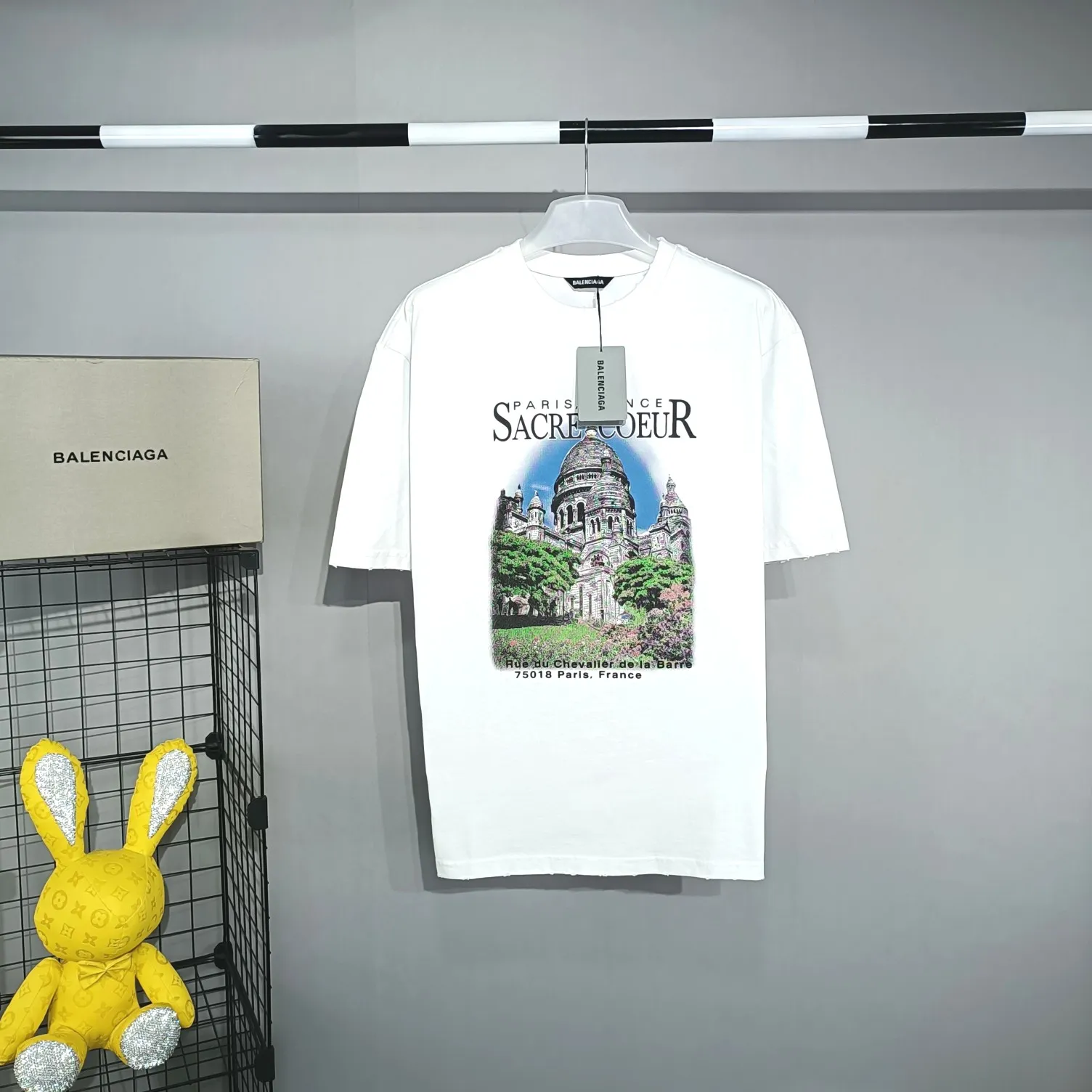 [Top tested version] BALENCIAGA Balenciaga Sacred Heart Garden Castle loose pure cotton short-sleeved T-shirt for men and women. Top quality short-sleeved, each piece has been garment washed, original version, collar, cuffs and hem have distressed rips, collar with cuffs, version dropped shoulder OS version The printing process adopts Kornit Digital 7-color direct printing, which restores the picture quality in high definition. People, trees and buildings are clearly visible and layered. Letter printing details are processed without tooth edges! The cost of front and back printing is enough to buy a box of good cigarettes. The fabric is made of 24S 260g double yarn pure cotton fabric, which is heavy-weight and has full drape. The most important thing is that while ensuring the weight, it can also effectively exert its breathable and breathable effect! Exclusive quality shipment Original fabric Self-adhesive coding Counter tag Size: XS-L Color: Black White P: 290