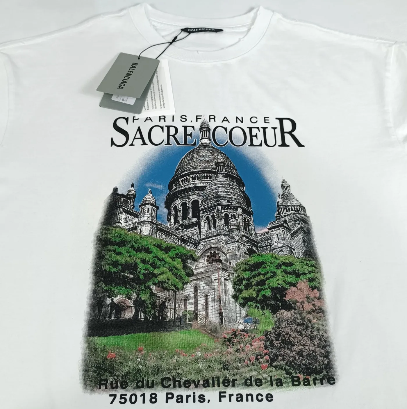 [Top tested version] BALENCIAGA Balenciaga Sacred Heart Garden Castle loose pure cotton short-sleeved T-shirt for men and women. Top quality short-sleeved, each piece has been garment washed, original version, collar, cuffs and hem have distressed rips, collar with cuffs, version dropped shoulder OS version The printing process adopts Kornit Digital 7-color direct printing, which restores the picture quality in high definition. People, trees and buildings are clearly visible and layered. Letter printing details are processed without tooth edges! The cost of front and back printing is enough to buy a box of good cigarettes. The fabric is made of 24S 260g double yarn pure cotton fabric, which is heavy-weight and has full drape. The most important thing is that while ensuring the weight, it can also effectively exert its breathable and breathable effect! Exclusive quality shipment Original fabric Self-adhesive coding Counter tag Size: XS-L Color: Black White P: 290