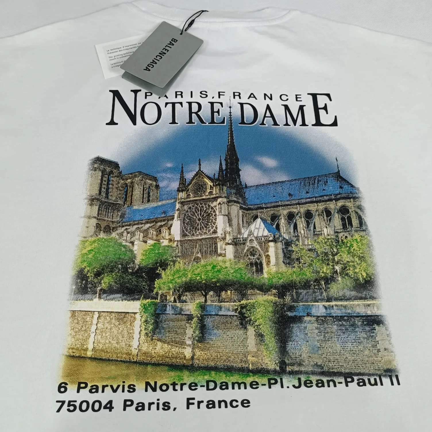 [Top tested version] BALENCIAGA Balenciaga Sacred Heart Garden Castle loose pure cotton short-sleeved T-shirt for men and women. Top quality short-sleeved, each piece has been garment washed, original version, collar, cuffs and hem have distressed rips, collar with cuffs, version dropped shoulder OS version The printing process adopts Kornit Digital 7-color direct printing, which restores the picture quality in high definition. People, trees and buildings are clearly visible and layered. Letter printing details are processed without tooth edges! The cost of front and back printing is enough to buy a box of good cigarettes. The fabric is made of 24S 260g double yarn pure cotton fabric, which is heavy-weight and has full drape. The most important thing is that while ensuring the weight, it can also effectively exert its breathable and breathable effect! Exclusive quality shipment Original fabric Self-adhesive coding Counter tag Size: XS-L Color: Black White P: 290