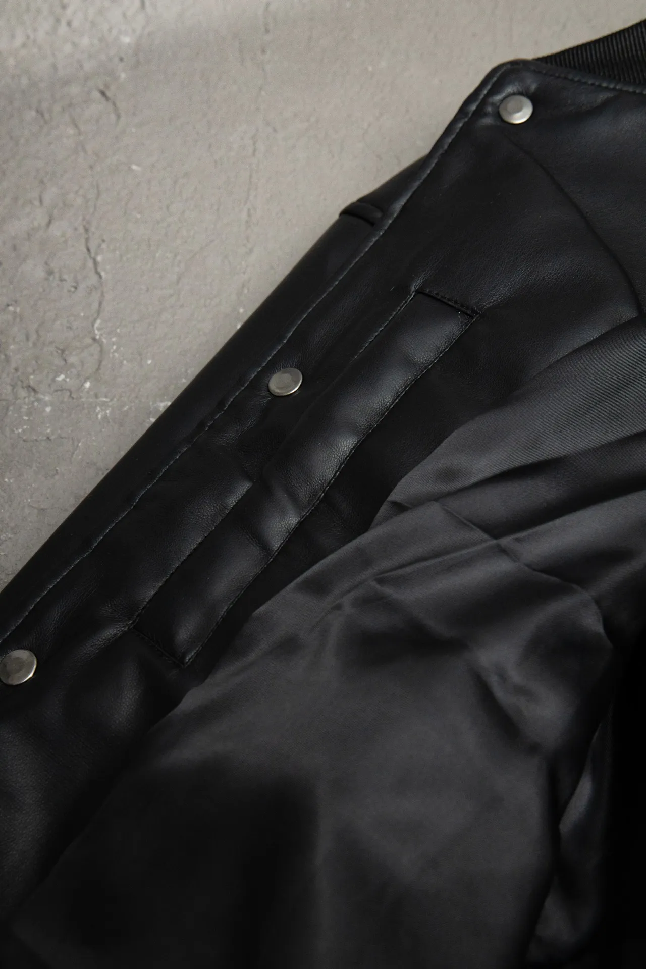 💰610 [Highest version] Balenciaga / Balenciaga BLCG 24FW Paris letter patch embroidered baseball flight leather jacket Correct version The leather surface is made of fixed-dyed fixed-color artificial imitation lambskin PU. The lining is customized Sumei silk. Custom-woven and fixed-dyed high-weight and high-density threads. Pilot's classic Alpha Air Force jacket design. 3D three-dimensional tailoring process. Laser engraving appliqué burning process. High-density embroidery using Tajima embroidery machine. Special leather printing technology, inner pocket design of clothes, molded custom brand logo four-button, original main mark, washed tag brand packaging, color: black, size: 46/48/50/52, size chart: Length, bust, shoulder width, sleeve length, 46: 68 135 57 63 48: 70 139 59 64 50: 72 143 61 65 52: 74 147 63 66 Note: There is a difference of 1~2CM due to manual measurement.