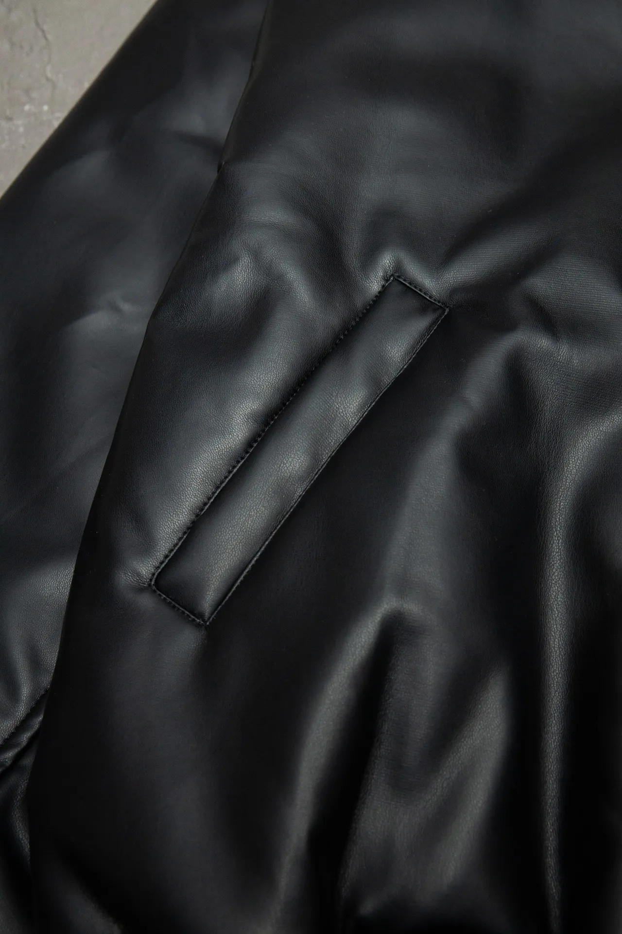💰610 [Highest version] Balenciaga / Balenciaga BLCG 24FW Paris letter patch embroidered baseball flight leather jacket Correct version The leather surface is made of fixed-dyed fixed-color artificial imitation lambskin PU. The lining is customized Sumei silk. Custom-woven and fixed-dyed high-weight and high-density threads. Pilot's classic Alpha Air Force jacket design. 3D three-dimensional tailoring process. Laser engraving appliqué burning process. High-density embroidery using Tajima embroidery machine. Special leather printing technology, inner pocket design of clothes, molded custom brand logo four-button, original main mark, washed tag brand packaging, color: black, size: 46/48/50/52, size chart: Length, bust, shoulder width, sleeve length, 46: 68 135 57 63 48: 70 139 59 64 50: 72 143 61 65 52: 74 147 63 66 Note: There is a difference of 1~2CM due to manual measurement.