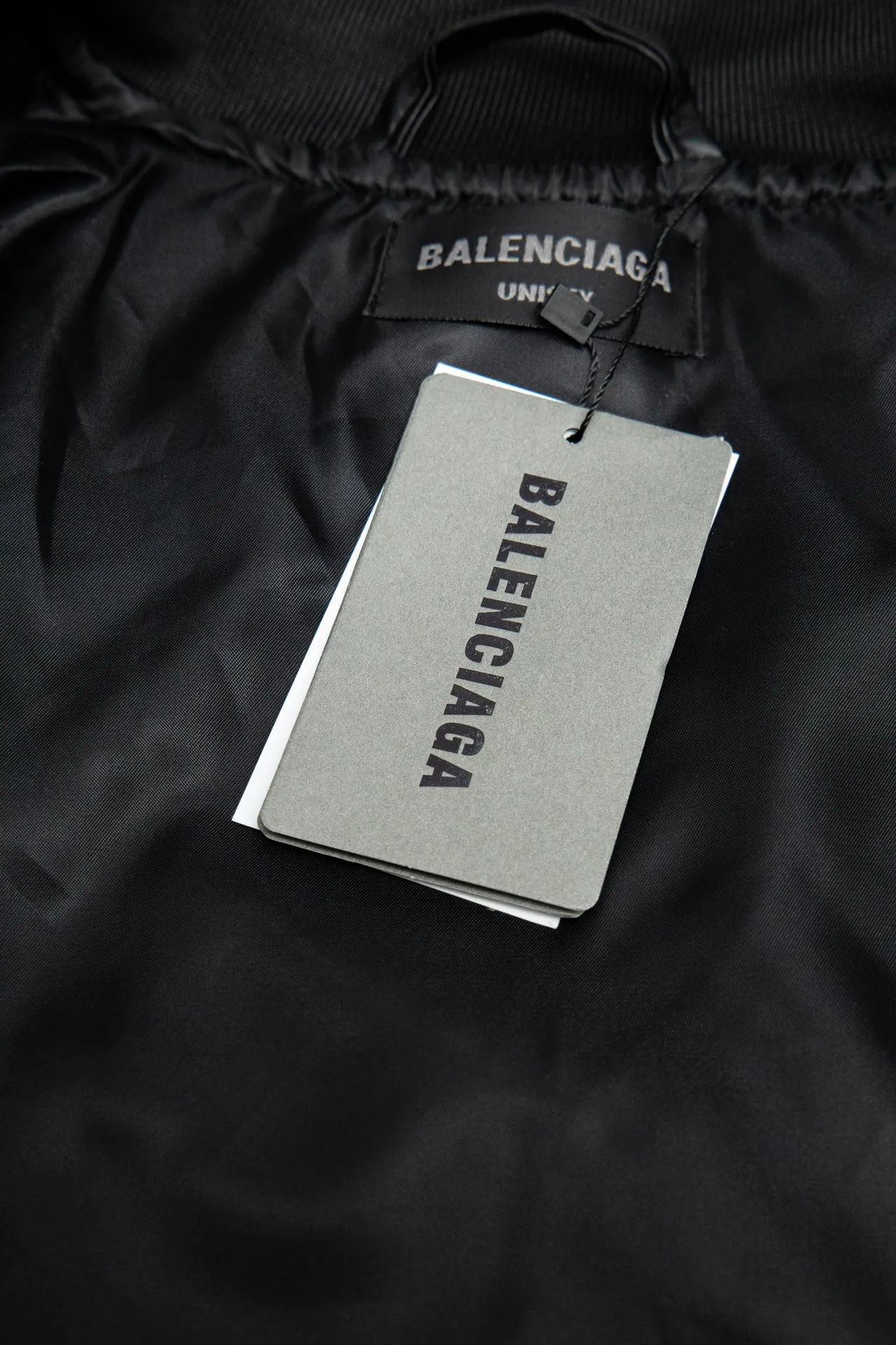 💰610 [Highest version] Balenciaga / Balenciaga BLCG 24FW Paris letter patch embroidered baseball flight leather jacket Correct version The leather surface is made of fixed-dyed fixed-color artificial imitation lambskin PU. The lining is customized Sumei silk. Custom-woven and fixed-dyed high-weight and high-density threads. Pilot's classic Alpha Air Force jacket design. 3D three-dimensional tailoring process. Laser engraving appliqué burning process. High-density embroidery using Tajima embroidery machine. Special leather printing technology, inner pocket design of clothes, molded custom brand logo four-button, original main mark, washed tag brand packaging, color: black, size: 46/48/50/52, size chart: Length, bust, shoulder width, sleeve length, 46: 68 135 57 63 48: 70 139 59 64 50: 72 143 61 65 52: 74 147 63 66 Note: There is a difference of 1~2CM due to manual measurement.