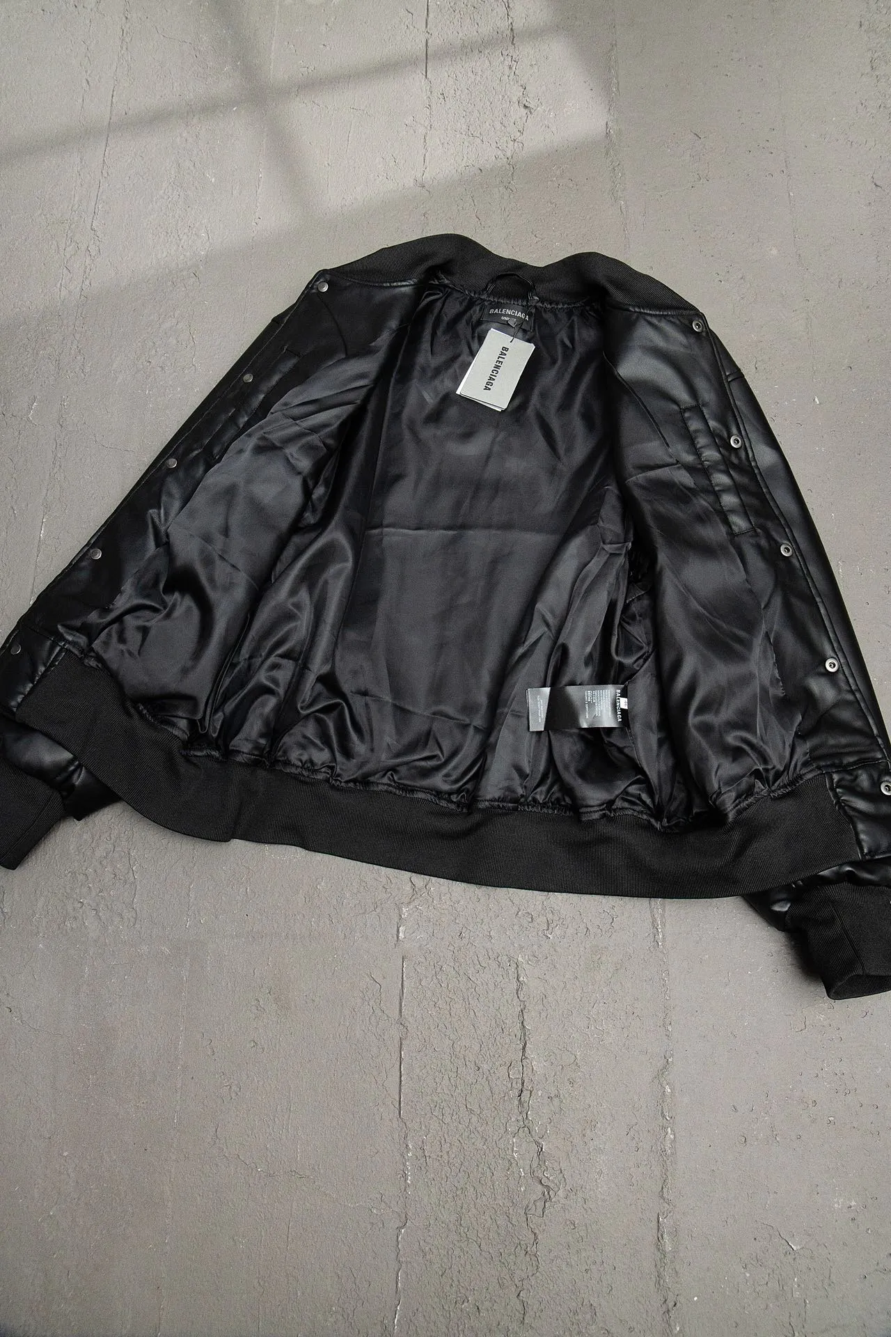 💰610 [Highest version] Balenciaga / Balenciaga BLCG 24FW Paris letter patch embroidered baseball flight leather jacket Correct version The leather surface is made of fixed-dyed fixed-color artificial imitation lambskin PU. The lining is customized Sumei silk. Custom-woven and fixed-dyed high-weight and high-density threads. Pilot's classic Alpha Air Force jacket design. 3D three-dimensional tailoring process. Laser engraving appliqué burning process. High-density embroidery using Tajima embroidery machine. Special leather printing technology, inner pocket design of clothes, molded custom brand logo four-button, original main mark, washed tag brand packaging, color: black, size: 46/48/50/52, size chart: Length, bust, shoulder width, sleeve length, 46: 68 135 57 63 48: 70 139 59 64 50: 72 143 61 65 52: 74 147 63 66 Note: There is a difference of 1~2CM due to manual measurement.