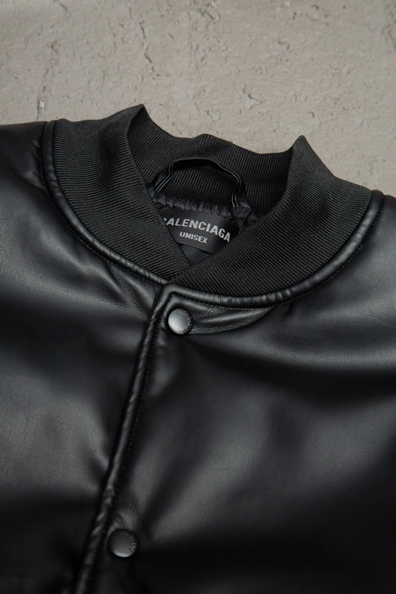 💰610 [Highest version] Balenciaga / Balenciaga BLCG 24FW Paris letter patch embroidered baseball flight leather jacket Correct version The leather surface is made of fixed-dyed fixed-color artificial imitation lambskin PU. The lining is customized Sumei silk. Custom-woven and fixed-dyed high-weight and high-density threads. Pilot's classic Alpha Air Force jacket design. 3D three-dimensional tailoring process. Laser engraving appliqué burning process. High-density embroidery using Tajima embroidery machine. Special leather printing technology, inner pocket design of clothes, molded custom brand logo four-button, original main mark, washed tag brand packaging, color: black, size: 46/48/50/52, size chart: Length, bust, shoulder width, sleeve length, 46: 68 135 57 63 48: 70 139 59 64 50: 72 143 61 65 52: 74 147 63 66 Note: There is a difference of 1~2CM due to manual measurement.