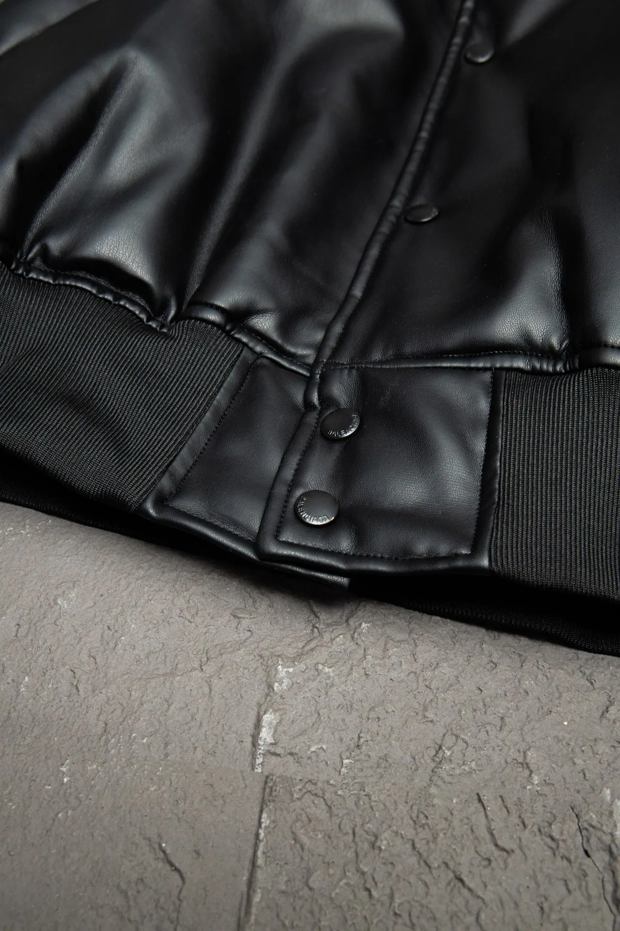 💰610 [Highest version] Balenciaga / Balenciaga BLCG 24FW Paris letter patch embroidered baseball flight leather jacket Correct version The leather surface is made of fixed-dyed fixed-color artificial imitation lambskin PU. The lining is customized Sumei silk. Custom-woven and fixed-dyed high-weight and high-density threads. Pilot's classic Alpha Air Force jacket design. 3D three-dimensional tailoring process. Laser engraving appliqué burning process. High-density embroidery using Tajima embroidery machine. Special leather printing technology, inner pocket design of clothes, molded custom brand logo four-button, original main mark, washed tag brand packaging, color: black, size: 46/48/50/52, size chart: Length, bust, shoulder width, sleeve length, 46: 68 135 57 63 48: 70 139 59 64 50: 72 143 61 65 52: 74 147 63 66 Note: There is a difference of 1~2CM due to manual measurement.