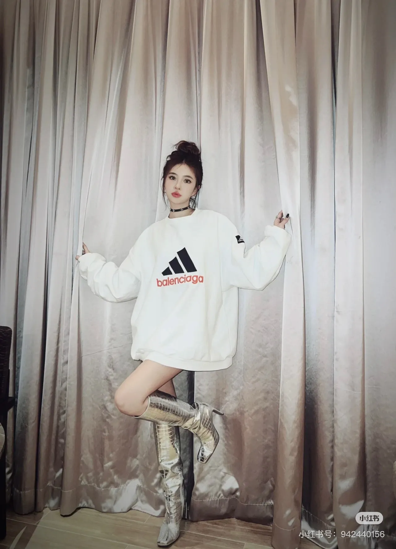 ♻️💯Upper body reference model picture❤️New] Balenciaga x Adidas joint logo embroidered round neck sweatshirt. The embroidery is embroidered with imported Tajima embroidery machine, with three-dimensional effect. Clear lines. No rough edges and miscellaneous threads. Ultra-high-tech embroidery. It uses 26 counts of combed cotton + 10 counts of pure cotton. The gram weight is 480g. The fabric uses high-quality domestic Xinjiang cotton yarn. Xinjiang cotton is recognized as a superior material among domestic cotton. The fabric is woven with the internationally recognized Fukuhara knitting machine. The fabric has clear texture, good resilience, strong wrinkle resistance, good wear resistance and breathability, and is close to the skin. It is not easy to loosen and has a long-lasting widening effect. The fabric has good gloss, strength, good wear resistance, low shrinkage, and a good skeleton feel. The pure cotton cloth is produced by air flow liquid cylinder. The environmentally friendly dyeing meets the national first-class product requirements. It is not easy to fade and is not prone to creases and claw marks. The version is well-fitting and can be worn all year round. The sewing machine needle uses No. 9 round-headed needles. It does not puncture or break the fibers of the fabric. The density of the thread is 3CM/14 needles. It is tight, not loose and not sparse. The sewing thread uses imported oil-proof treated thread, and there will be no oil stains. Kanche is imported with a silver sword and does not eat cloth. No cloth left, full brand and high-quality goods color: white size: 1-4 style number: 8995