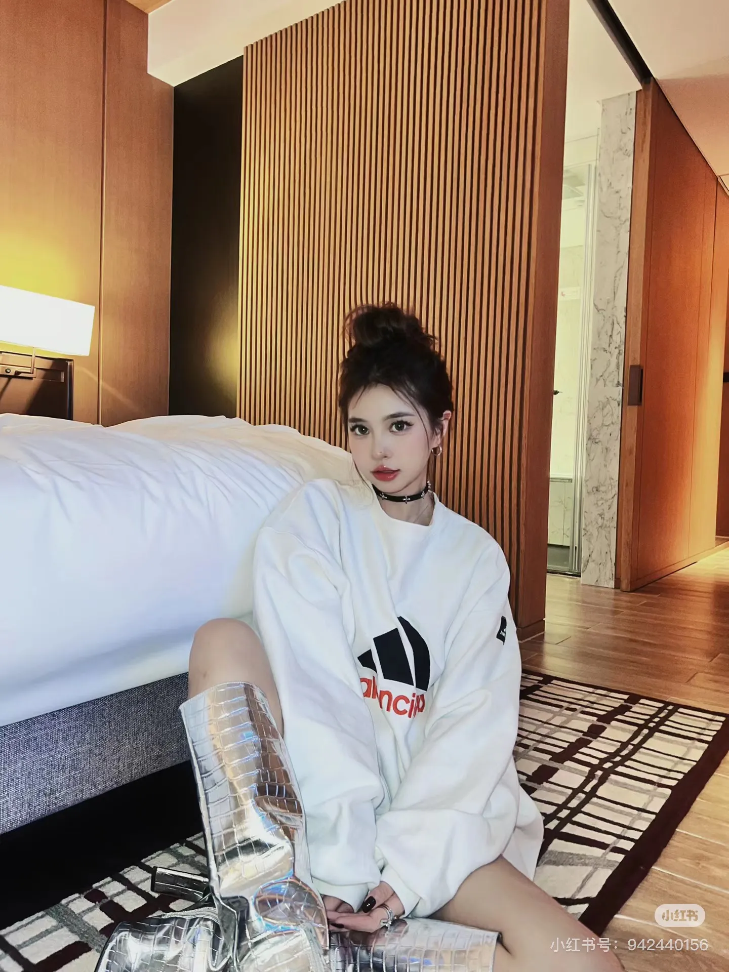 ♻️💯Upper body reference model picture❤️New] Balenciaga x Adidas joint logo embroidered round neck sweatshirt. The embroidery is embroidered with imported Tajima embroidery machine, with three-dimensional effect. Clear lines. No rough edges and miscellaneous threads. Ultra-high-tech embroidery. It uses 26 counts of combed cotton + 10 counts of pure cotton. The gram weight is 480g. The fabric uses high-quality domestic Xinjiang cotton yarn. Xinjiang cotton is recognized as a superior material among domestic cotton. The fabric is woven with the internationally recognized Fukuhara knitting machine. The fabric has clear texture, good resilience, strong wrinkle resistance, good wear resistance and breathability, and is close to the skin. It is not easy to loosen and has a long-lasting widening effect. The fabric has good gloss, strength, good wear resistance, low shrinkage, and a good skeleton feel. The pure cotton cloth is produced by air flow liquid cylinder. The environmentally friendly dyeing meets the national first-class product requirements. It is not easy to fade and is not prone to creases and claw marks. The version is well-fitting and can be worn all year round. The sewing machine needle uses No. 9 round-headed needles. It does not puncture or break the fibers of the fabric. The density of the thread is 3CM/14 needles. It is tight, not loose and not sparse. The sewing thread uses imported oil-proof treated thread, and there will be no oil stains. Kanche is imported with a silver sword and does not eat cloth. No cloth left, full brand and high-quality goods color: white size: 1-4 style number: 8995