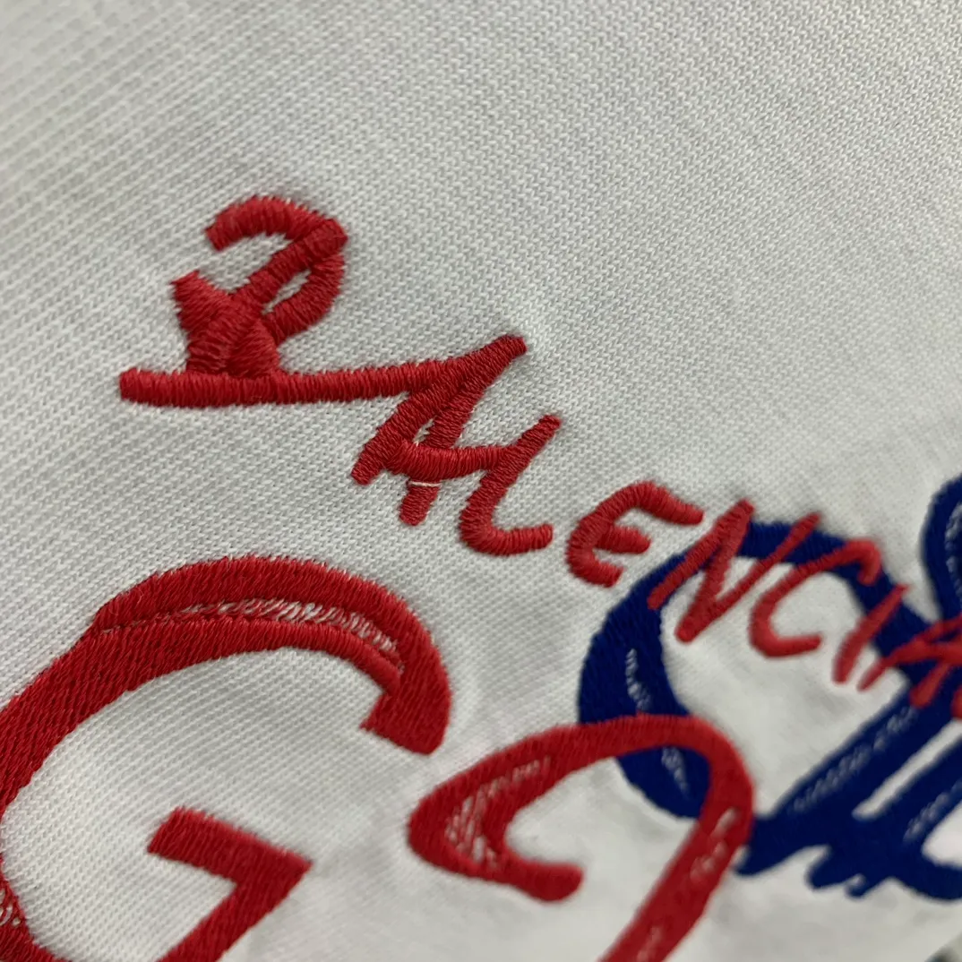 [New arrival] The top tested version of the Balenciaga The textile has high density, good drape, and is not easy to deform. The thick texture and compact spinning process will not affect the breathability of the fabric. The color saturation is very high. The embroidery process uses imported embroidery machines to make the embroidery colors fuller and the embroidery more three-dimensional. The upper body effect is good. It is a versatile and beautiful short-sleeved one. The loose fit covers the flesh and makes you look thinner. It is tolerant to fat figures and you can lose five pounds instantly when you put it on. Three standards for customized accessories. Size: S-XL Color: Black White P:260