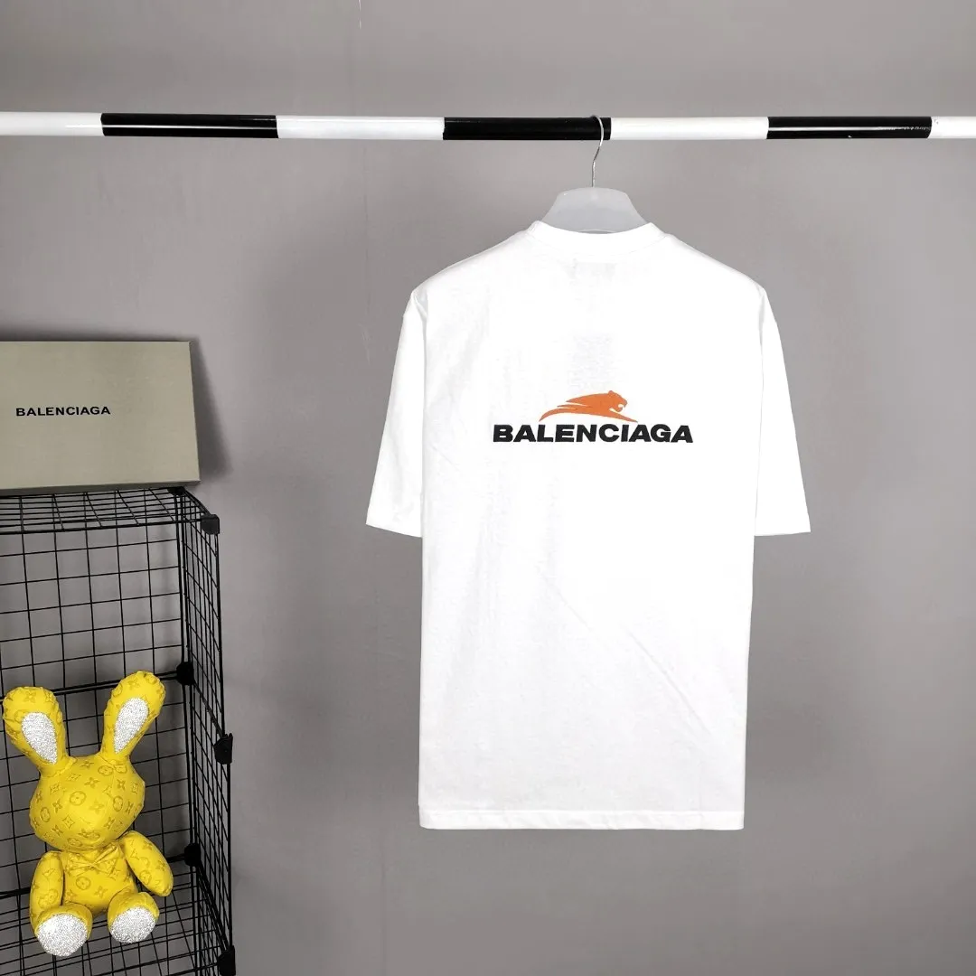 [Top version] BALENCIAGA’s new Year of the Tiger limited embroidery loose-fitting pure cotton short-sleeved T-shirt for men and women couples. Without further ado, the focus of this model’s craftsmanship is the embroidery printing on the front and back. Whoever has good machines will do it right. For this model, the embroidery machine we use is the Tajima embroidery machine imported from Japan, "known as the best embroidery model in the world", with low failure rate, thread skipping rate, and thread breakage rate. Embroidery with high precision.  3D cherry blossom thread, embroidery is meticulous and smooth. You can see the detailed pictures, even though thousands of needles are used for embroidery, the fabric will not deform. The edges and corners, the pattern transition is smooth and flat!  Color: black, white, yellow Size: XS-L P:250