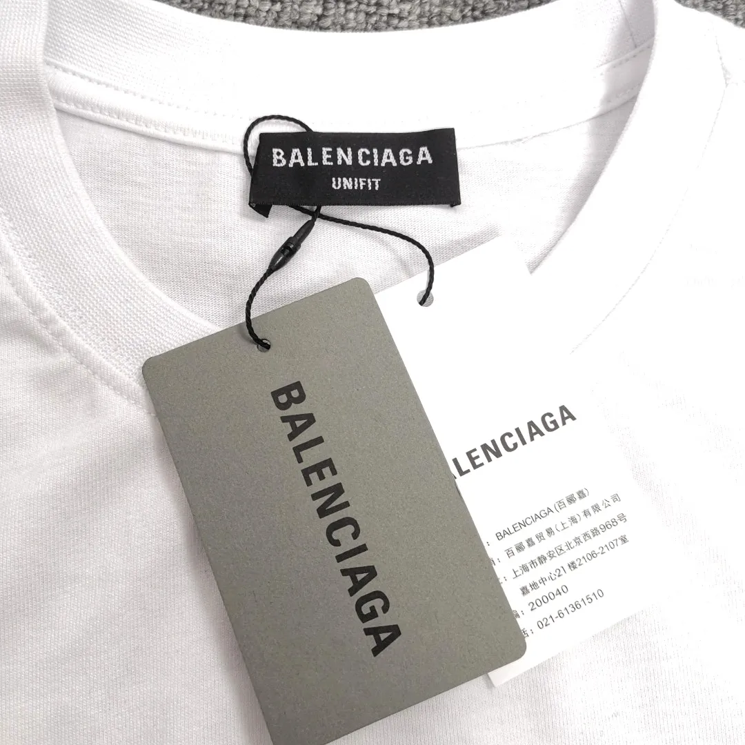 [Top version] BALENCIAGA’s new Year of the Tiger limited embroidery loose-fitting pure cotton short-sleeved T-shirt for men and women couples. Without further ado, the focus of this model’s craftsmanship is the embroidery printing on the front and back. Whoever has good machines will do it right. For this model, the embroidery machine we use is the Tajima embroidery machine imported from Japan, "known as the best embroidery model in the world", with low failure rate, thread skipping rate, and thread breakage rate. Embroidery with high precision.  3D cherry blossom thread, embroidery is meticulous and smooth. You can see the detailed pictures, even though thousands of needles are used for embroidery, the fabric will not deform. The edges and corners, the pattern transition is smooth and flat!  Color: black, white, yellow Size: XS-L P:250