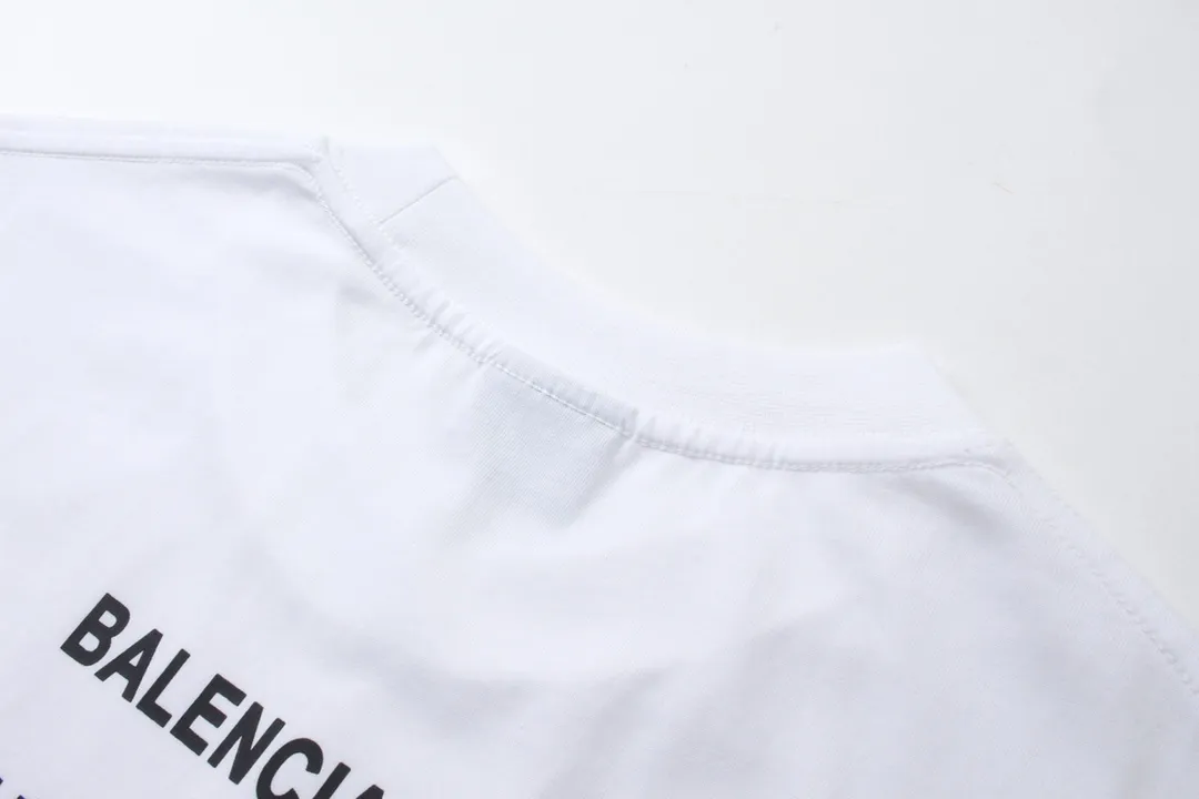 🅿️180 detailed pictures [Top version. Official website quality] BALENCI*GA/Paris. 2024 charity new model. Front and rear white ink direct-printed short-sleeved T-shirts, brick cabinet synchronization. Genuine product developed at the first time, happy to print and compare! The fabric is made of Paris ZP custom-woven and dyed cotton double yarn. Weighing 260 grams, the cloth surface is clean. The cloth pattern is clear, soft and comfortable. The threads are dyed with no color difference. The classic LOGO uses environmentally friendly imported materials and is directly sprayed with white ink. The letters are clear and the effect is three-dimensional. Restore the brick cabinet. Welcome to compare, the version adopts the OS loose shoulder version. Same style for men and women Coding: BL233313 Color: black, white Size: XS to L