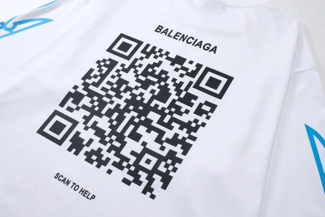 🅿️180 detailed pictures [Top version. Official website quality] BALENCI*GA/Paris. 2024 charity new model. Front and rear white ink direct-printed short-sleeved T-shirts, brick cabinet synchronization. Genuine product developed at the first time, happy to print and compare! The fabric is made of Paris ZP custom-woven and dyed cotton double yarn. Weighing 260 grams, the cloth surface is clean. The cloth pattern is clear, soft and comfortable. The threads are dyed with no color difference. The classic LOGO uses environmentally friendly imported materials and is directly sprayed with white ink. The letters are clear and the effect is three-dimensional. Restore the brick cabinet. Welcome to compare, the version adopts the OS loose shoulder version. Same style for men and women Coding: BL233313 Color: black, white Size: XS to L