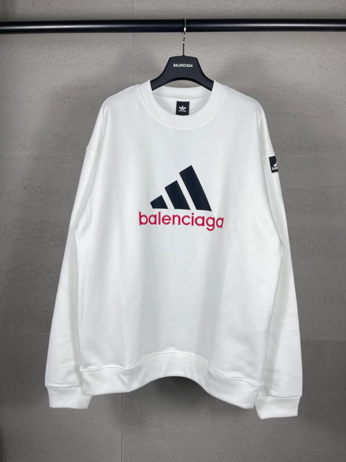 🅿️260 real photos [Top version. Official website quality] BALENCI*GA/Paris co-branded Adidas classic LOGO combination embroidered round neck sweatshirt on the front. The fabric of the brick cabinet synchronization is made of Paris ZP custom-woven and dyed cotton sweatshirt, with a weight of 450 grams. The cloth surface is clean. The cloth pattern is clear, soft and comfortable. It has good color fastness and is not easy to change color. The threads are dyed with no color difference. The classic letter LOGO embroidery is embroidered using imported Tajima embroidery machine. The lines are clear and the effect is three-dimensional. Restored brick cabinets. The version adopts OS loose shoulder design. Same style for men and women. Code: BL235569 Color: white, black Size: XS S M L