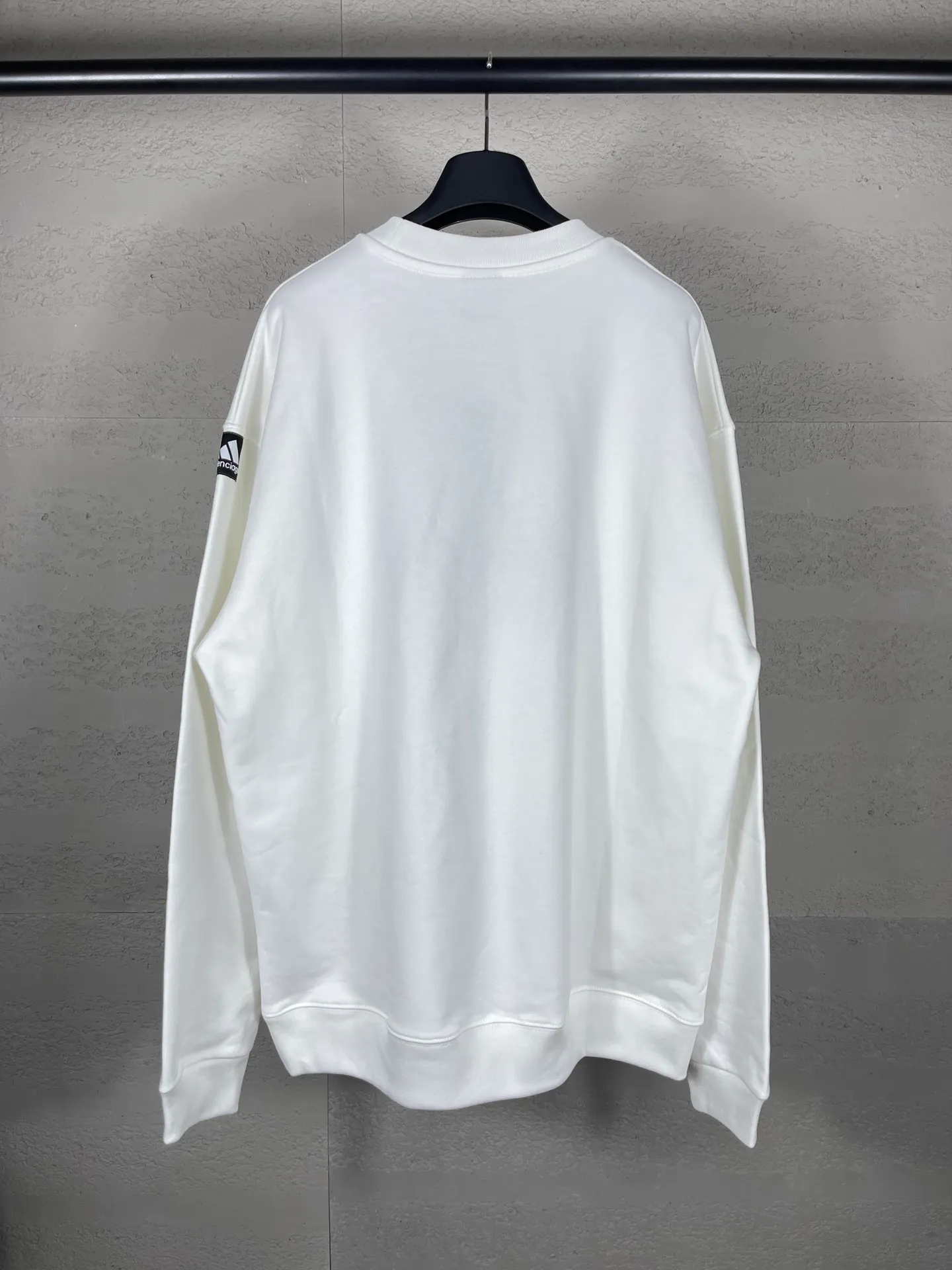 🅿️260 real photos [Top version. Official website quality] BALENCI*GA/Paris co-branded Adidas classic LOGO combination embroidered round neck sweatshirt on the front. The fabric of the brick cabinet synchronization is made of Paris ZP custom-woven and dyed cotton sweatshirt, with a weight of 450 grams. The cloth surface is clean. The cloth pattern is clear, soft and comfortable. It has good color fastness and is not easy to change color. The threads are dyed with no color difference. The classic letter LOGO embroidery is embroidered using imported Tajima embroidery machine. The lines are clear and the effect is three-dimensional. Restored brick cabinets. The version adopts OS loose shoulder design. Same style for men and women. Code: BL235569 Color: white, black Size: XS S M L