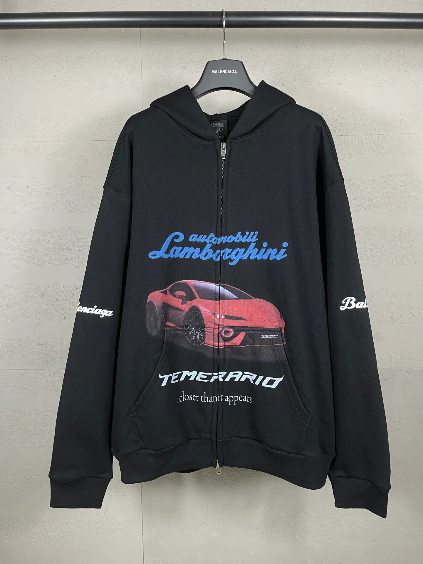 🅿️400 Actual pictures [Top version. Official website quality] BALENCI*GA/Paris co-branded Lamborghini Lamborghini front and back left and right sleeves direct-injection printed zipper cardigan sweatshirt SS25 latest model. Research and development at the first time, different market currencies. Comparisons welcome. The fabric is made of Paris ZP custom-woven and dyed cotton sweatshirt. Weighing 460 grams, the cloth surface is clean. The cloth pattern is clear, soft and comfortable. The threads are dyed with no color difference. Printing adopts computer direct printing. The pattern letters are clear, three-dimensional and without burrs. Jubie market produces pictures based on pictures. Welcome to compare. The version adopts OS loose shoulder design. Same style for men and women. Code: BL2559909 Color: Black Size: XS S M L
