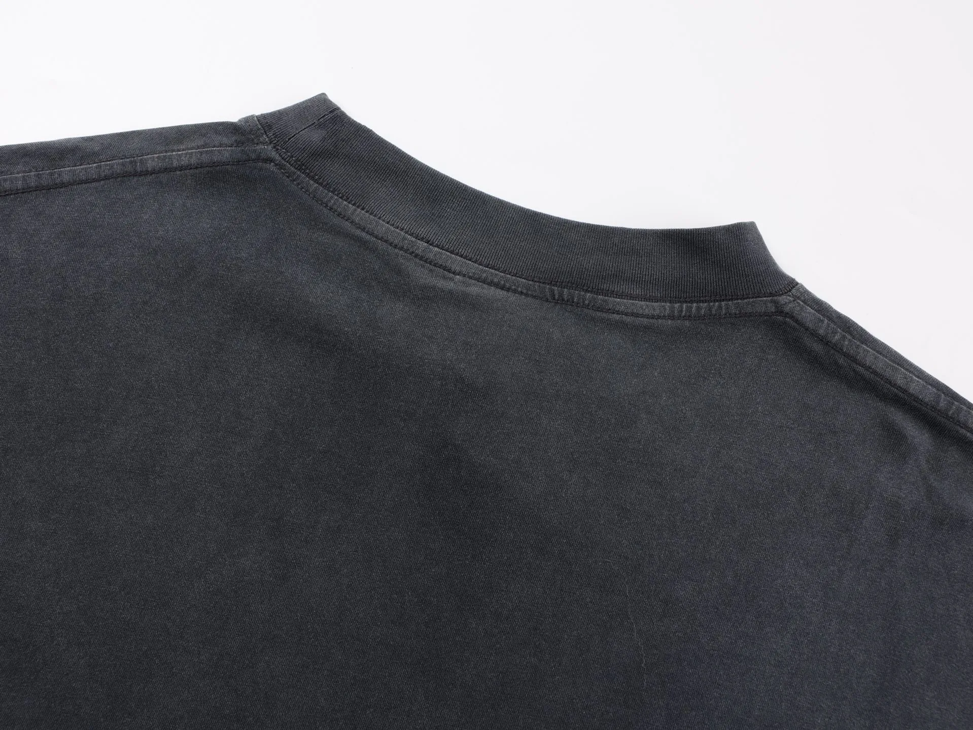 🅿️340 [Exclusive supply] BLCG 25FW double B printed washed and distressed long sleeves. The fabric is made of 200 grams of pure cotton. The weight is just right for the upper body and is very skin-friendly and comfortable. The neckline is different from the previous Bajia. It has a wide neckline. The color is gray and non-market vulcanized black. The printing uses a digital direct printing machine, which makes the hand feel softer. The ink is integrated into the fiber without glue, which increases the wearing comfort. The salt-fried process of garment washing water, the fabric and coarse salt are tumbled at high temperature in the washing machine. The salt particles rub the surface and absorb the dye. The fried-salt process can achieve a more uniform fading effect, making the fabric appear naturally whitened and slightly whitened, making the transition of the entire garment more natural. Size:S-M-L
