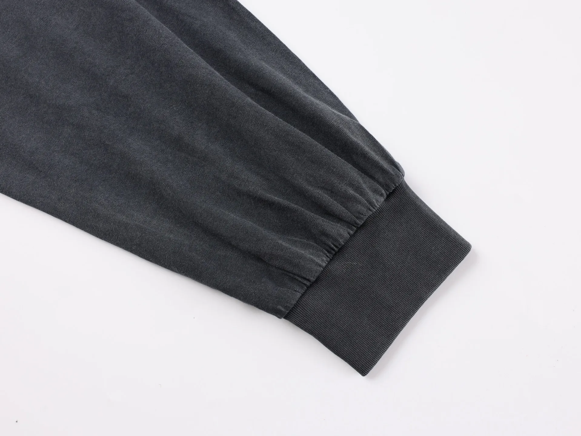 🅿️340 [Exclusive supply] BLCG 25FW double B printed washed and distressed long sleeves. The fabric is made of 200 grams of pure cotton. The weight is just right for the upper body and is very skin-friendly and comfortable. The neckline is different from the previous Bajia. It has a wide neckline. The color is gray and non-market vulcanized black. The printing uses a digital direct printing machine, which makes the hand feel softer. The ink is integrated into the fiber without glue, which increases the wearing comfort. The salt-fried process of garment washing water, the fabric and coarse salt are tumbled at high temperature in the washing machine. The salt particles rub the surface and absorb the dye. The fried-salt process can achieve a more uniform fading effect, making the fabric appear naturally whitened and slightly whitened, making the transition of the entire garment more natural. Size:S-M-L