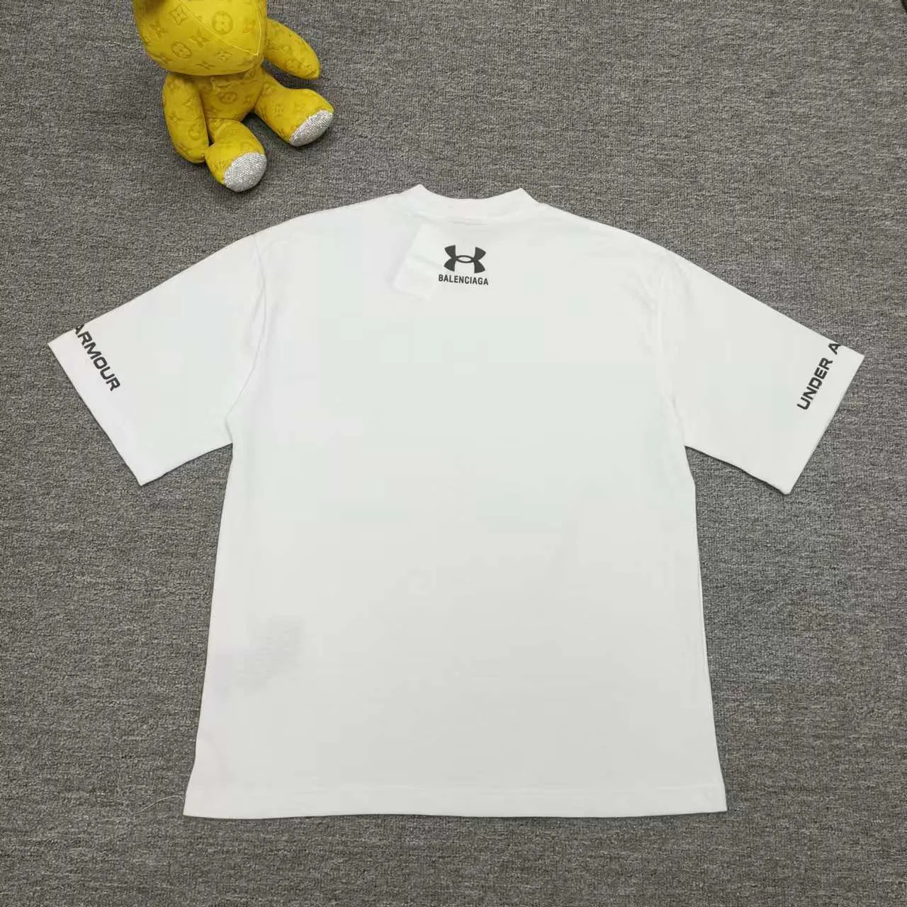 The top version of Balenciaga Under Armor printed round neck short-sleeved T-shirt. Purchase the original pattern and make a sample. Compare the original fabric, pattern and details. Fabric: Made of 100% cotton fabric and imported cotton yarn. Soft, skin-friendly and non-irritating.  Craftsmanship: The clothing is a front-shoulder version, and all pieces are cut one-to-one by professional masters. Details: All accessories are genuine one-to-one custom-made and fully equipped, including the buttons on the front of the clothing.  Purchase the original benchmarking details fabric, high version, heavyweight high weight 320g double yarn pure cotton fabric color: black code number: XS S M L P: 290