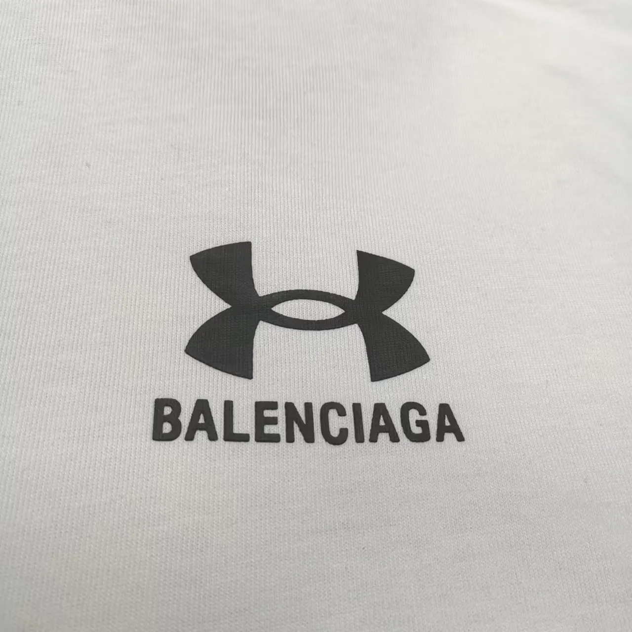 The top version of Balenciaga Under Armor printed round neck short-sleeved T-shirt. Purchase the original pattern and make a sample. Compare the original fabric, pattern and details. Fabric: Made of 100% cotton fabric and imported cotton yarn. Soft, skin-friendly and non-irritating.  Craftsmanship: The clothing is a front-shoulder version, and all pieces are cut one-to-one by professional masters. Details: All accessories are genuine one-to-one custom-made and fully equipped, including the buttons on the front of the clothing.  Purchase the original benchmarking details fabric, high version, heavyweight high weight 320g double yarn pure cotton fabric color: black code number: XS S M L P: 290