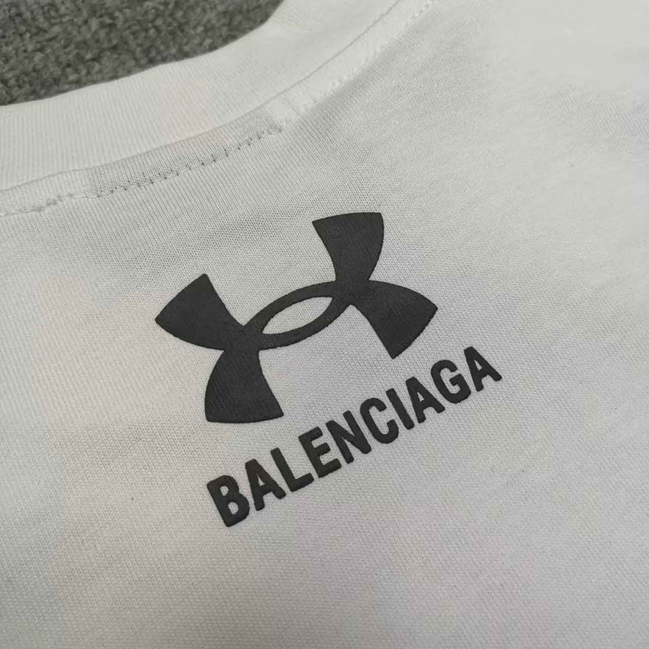 The top version of Balenciaga Under Armor printed round neck short-sleeved T-shirt. Purchase the original pattern and make a sample. Compare the original fabric, pattern and details. Fabric: Made of 100% cotton fabric and imported cotton yarn. Soft, skin-friendly and non-irritating.  Craftsmanship: The clothing is a front-shoulder version, and all pieces are cut one-to-one by professional masters. Details: All accessories are genuine one-to-one custom-made and fully equipped, including the buttons on the front of the clothing.  Purchase the original benchmarking details fabric, high version, heavyweight high weight 320g double yarn pure cotton fabric color: black code number: XS S M L P: 290