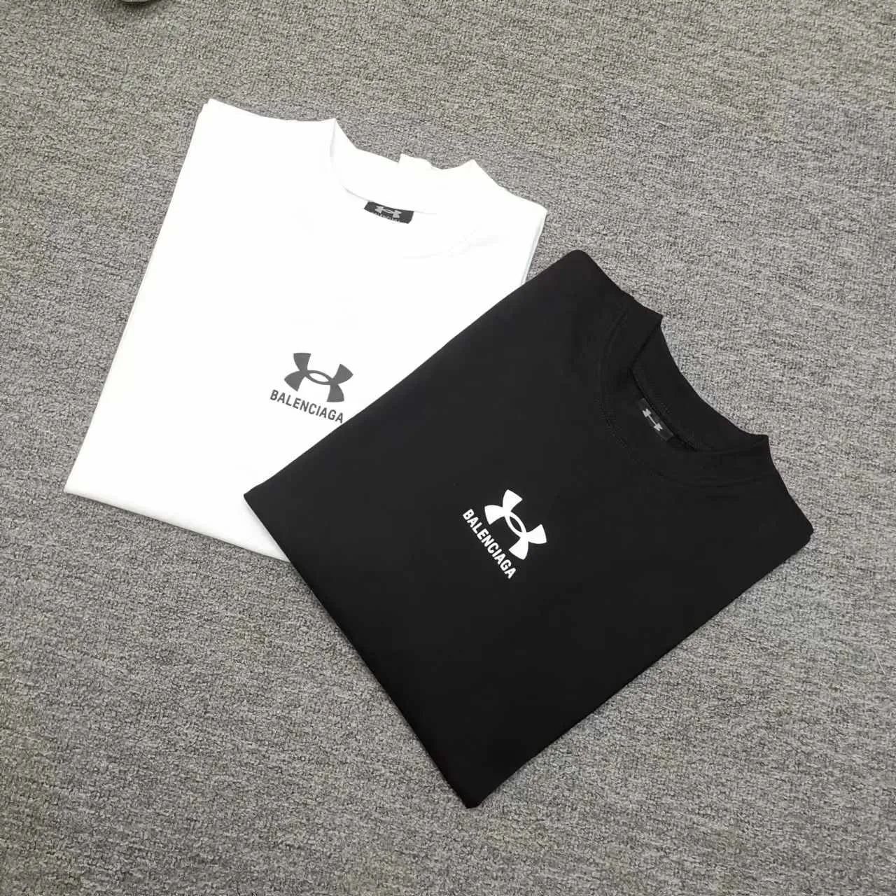 The top version of Balenciaga Under Armor printed round neck short-sleeved T-shirt. Purchase the original pattern and make a sample. Compare the original fabric, pattern and details. Fabric: Made of 100% cotton fabric and imported cotton yarn. Soft, skin-friendly and non-irritating.  Craftsmanship: The clothing is a front-shoulder version, and all pieces are cut one-to-one by professional masters. Details: All accessories are genuine one-to-one custom-made and fully equipped, including the buttons on the front of the clothing.  Purchase the original benchmarking details fabric, high version, heavyweight high weight 320g double yarn pure cotton fabric color: black code number: XS S M L P: 290