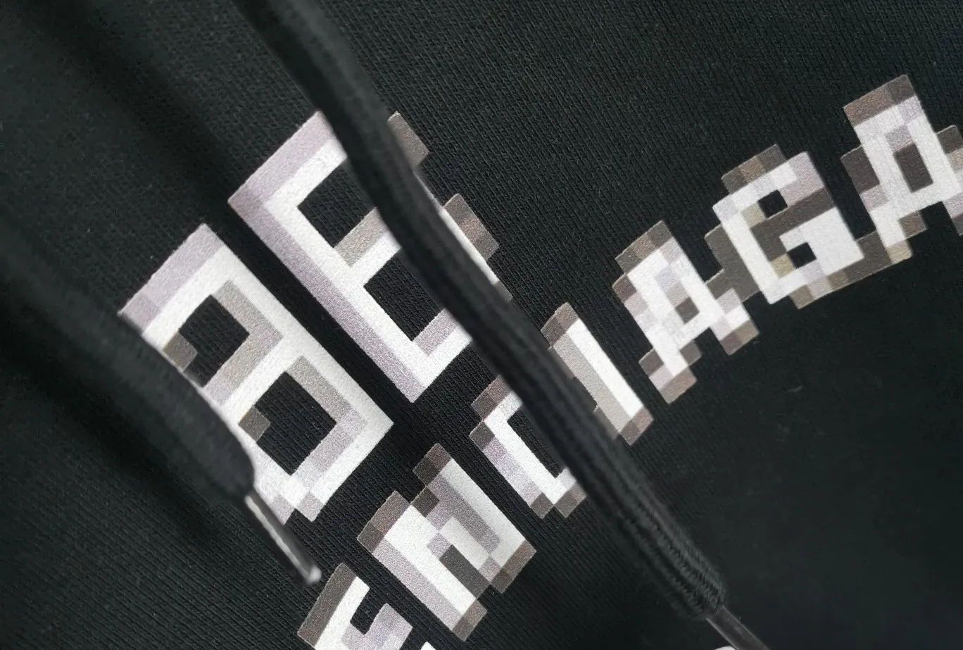 Additional details - Spring and Autumn top proven version Balenciaga 22S early spring new fashion hole phantom mosaic blurred letters loose cotton hoodie sweatshirt. The fabric is made of 520g composite crystal velvet, the fabric density is extremely high, the chest is printed with digital direct injection, the blurred mathematical pattern is dizzy effect, and the hazy gradient phantom printing of the English "Balenciaga" on the chest is restored without any difference. The intercalated gray is a yarn-dyed fabric, and the yarn is dyed first and then woven. Feel free to compare.  Color: Black White Size: XS-L P: 460