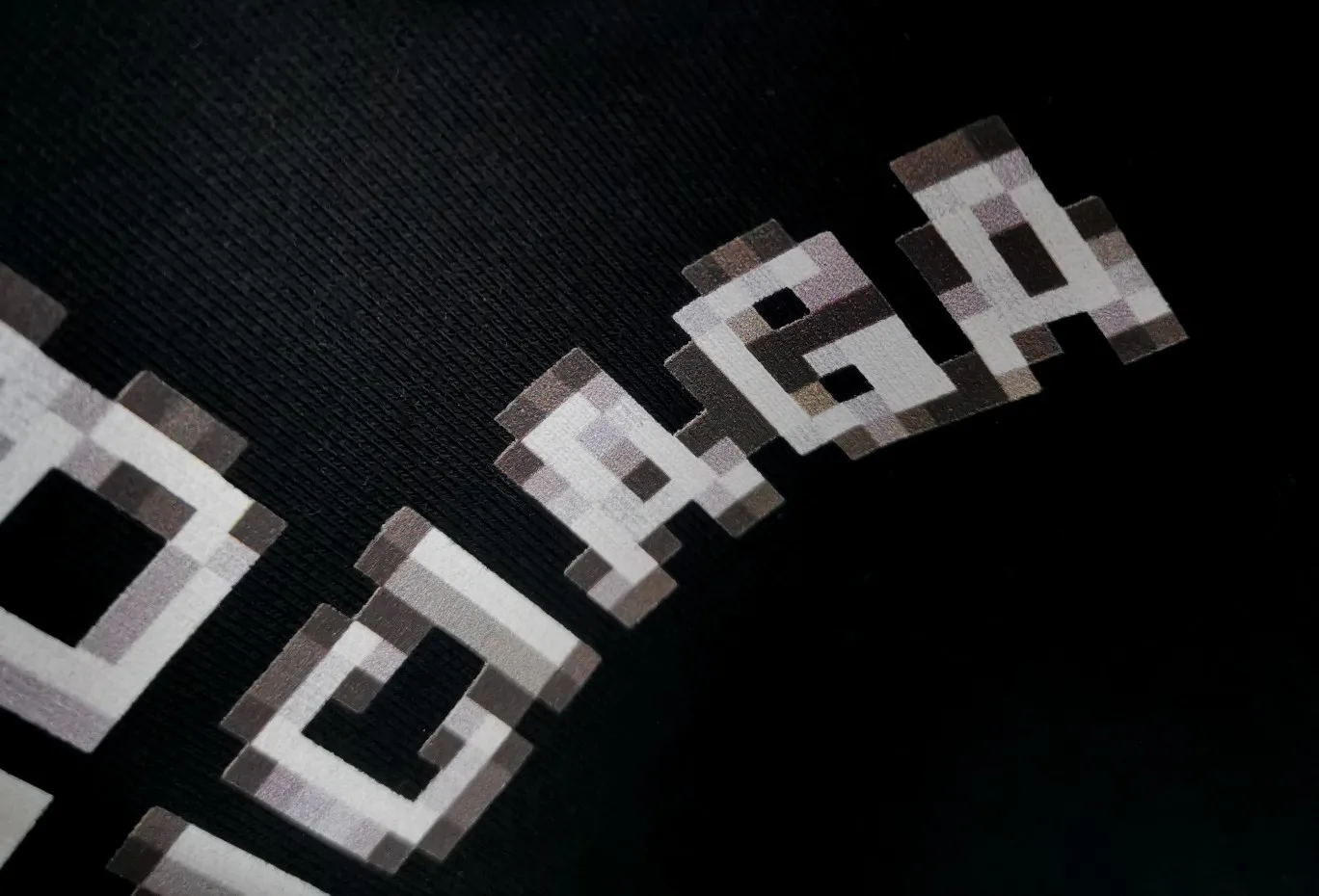 Additional details - Spring and Autumn top proven version Balenciaga 22S early spring new fashion hole phantom mosaic blurred letters loose cotton hoodie sweatshirt. The fabric is made of 520g composite crystal velvet, the fabric density is extremely high, the chest is printed with digital direct injection, the blurred mathematical pattern is dizzy effect, and the hazy gradient phantom printing of the English "Balenciaga" on the chest is restored without any difference. The intercalated gray is a yarn-dyed fabric, and the yarn is dyed first and then woven. Feel free to compare.  Color: Black White Size: XS-L P: 460