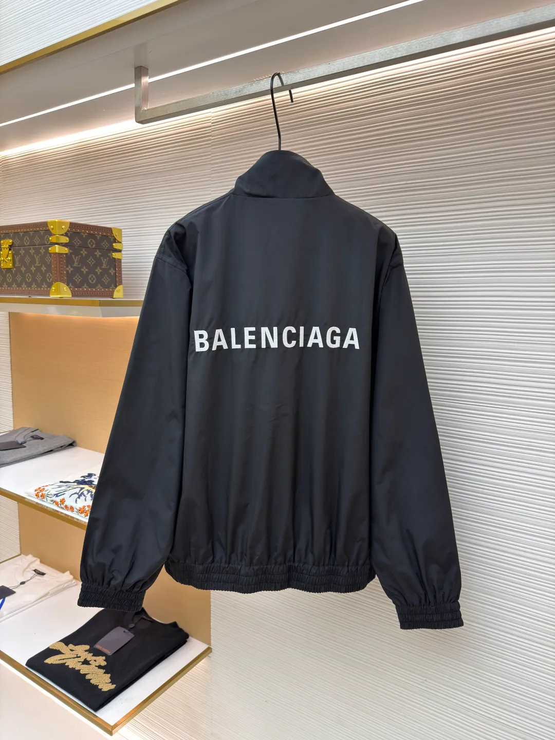 Balenciaga stand collar logo embroidered quick-drying jacket ●Original version: purchased and developed by 10128 ●Item number: 1681403-B40 ●Fabric: Satin blended fabric ●Technology: embroidery production ●Color: black ●Version: Loose fit ●Weight: about 380 grams ●Size: 36-38-40-42 ●Description: This jacket is made of high-quality windproof fabric, with a crisp texture and good breathability. The stand-up collar design fits the neck and is windproof and neat. The brand letters on the back adopt three-dimensional embroidery technology, the stitches are even and full, and the letter shape is three-dimensional and layered, making it highly recognizable. The body is cut in a loose fit with smooth and natural lines, making it comfortable and casual to wear. The ribbed design on the cuffs and hem has excellent elasticity, fits the body shape, and is windproof and warm. The zipper is smooth and durable, and harmonizes with the overall style. From fabric selection to embroidery craftsmanship to rib processing in details, every step reflects the brand's rigorous control of craftsmanship, not only showing a sense of street fashion, but also ensuring practicality and quality through exquisite craftsmanship. The overall wiring is straight and delicate, the fabric is comfortable and soft, and the color is consistent without color difference. It can be matched with the same style to create a fashionable look, and can be used in various occasions. Customized accessories, complete with three standards, the same style for men and women.