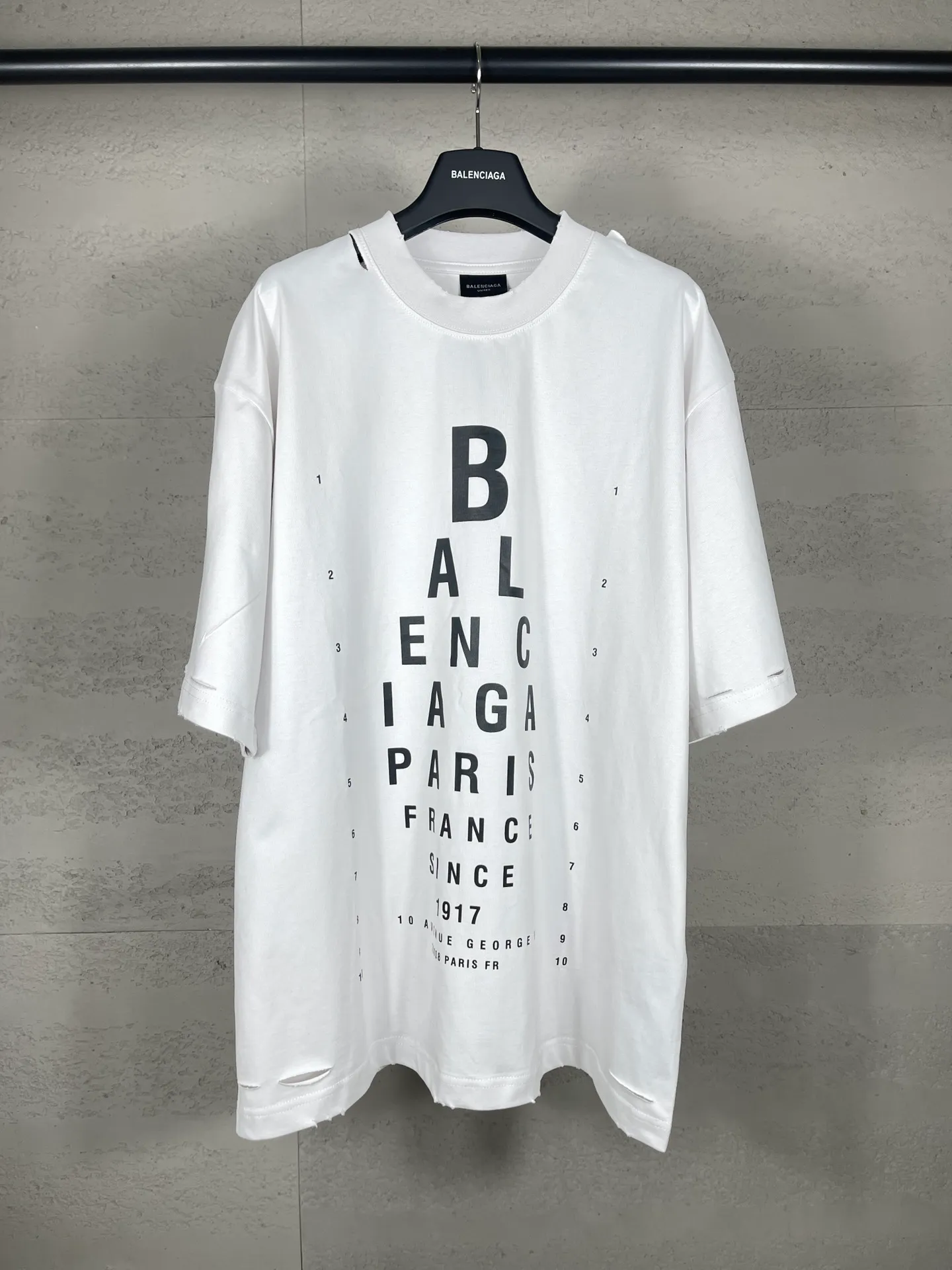 🅿️180 real photos [Top version. Official website quality] BALENCI*GA/Paris.SS25 latest model alphanumeric printed eye chart worn and distressed short-sleeved T-shirt. Ready-made clothing with many worn and worn. Brick cabinets are synchronized. Genuine products are developed at the first time. The fabric is made of Paris ZP custom-woven and dyed cotton double yarn. Weighing 260 grams, the cloth surface is clean. The cloth pattern is clear, soft and comfortable. The threads are dyed with no color difference. The printing is made of environmentally friendly imported materials. The letters are clear and the effect is three-dimensional. The version adopts OS loose shoulder design. Same style for men and women. Code: BL223617 Color: black, gray and white. Size: XS S M L