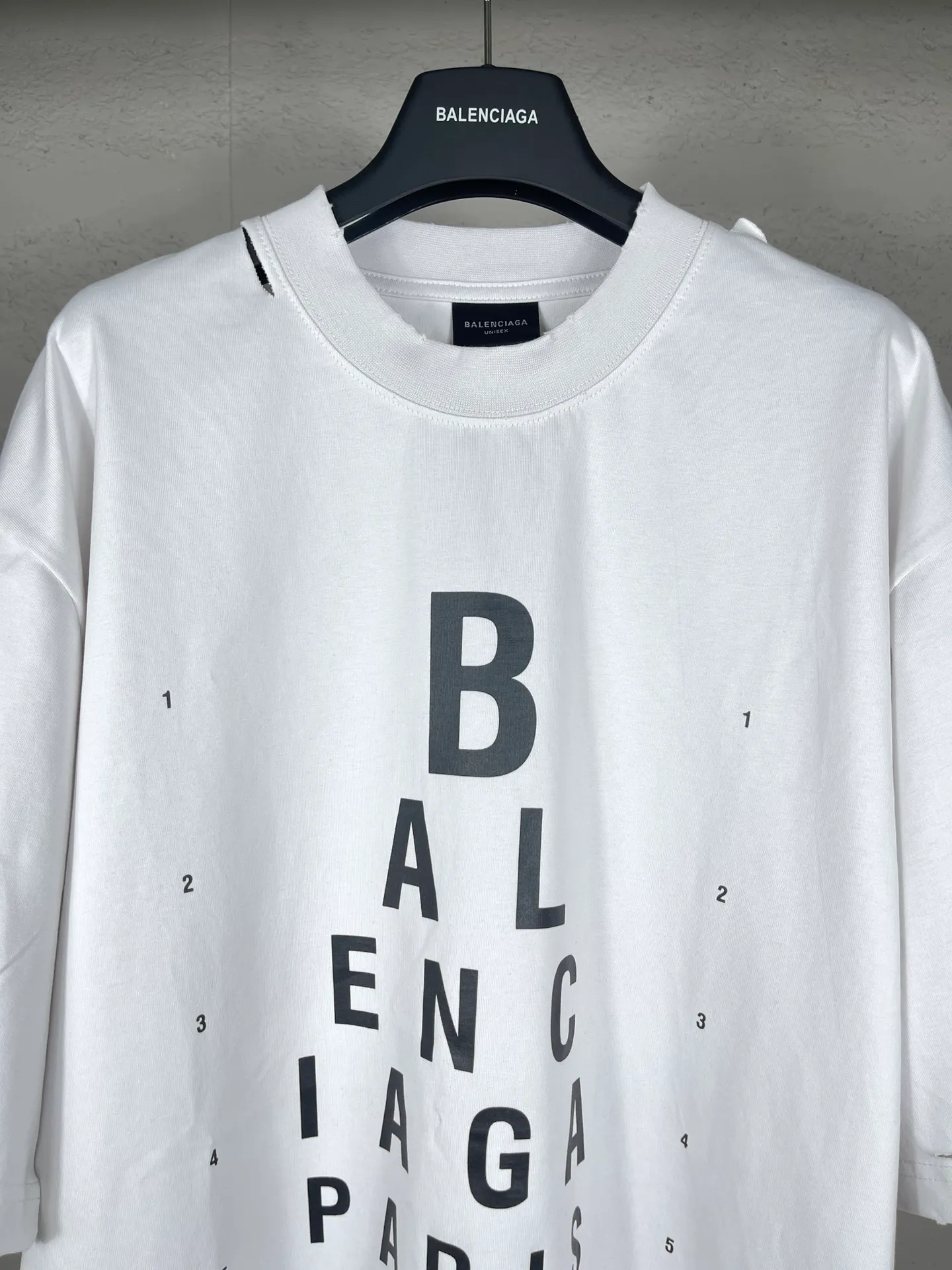 🅿️180 real photos [Top version. Official website quality] BALENCI*GA/Paris.SS25 latest model alphanumeric printed eye chart worn and distressed short-sleeved T-shirt. Ready-made clothing with many worn and worn. Brick cabinets are synchronized. Genuine products are developed at the first time. The fabric is made of Paris ZP custom-woven and dyed cotton double yarn. Weighing 260 grams, the cloth surface is clean. The cloth pattern is clear, soft and comfortable. The threads are dyed with no color difference. The printing is made of environmentally friendly imported materials. The letters are clear and the effect is three-dimensional. The version adopts OS loose shoulder design. Same style for men and women. Code: BL223617 Color: black, gray and white. Size: XS S M L