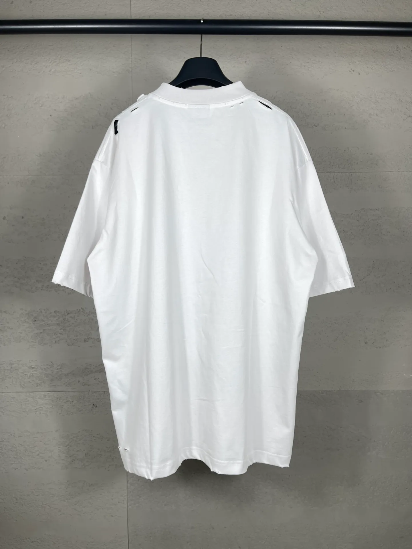 🅿️180 real photos [Top version. Official website quality] BALENCI*GA/Paris.SS25 latest model alphanumeric printed eye chart worn and distressed short-sleeved T-shirt. Ready-made clothing with many worn and worn. Brick cabinets are synchronized. Genuine products are developed at the first time. The fabric is made of Paris ZP custom-woven and dyed cotton double yarn. Weighing 260 grams, the cloth surface is clean. The cloth pattern is clear, soft and comfortable. The threads are dyed with no color difference. The printing is made of environmentally friendly imported materials. The letters are clear and the effect is three-dimensional. The version adopts OS loose shoulder design. Same style for men and women. Code: BL223617 Color: black, gray and white. Size: XS S M L