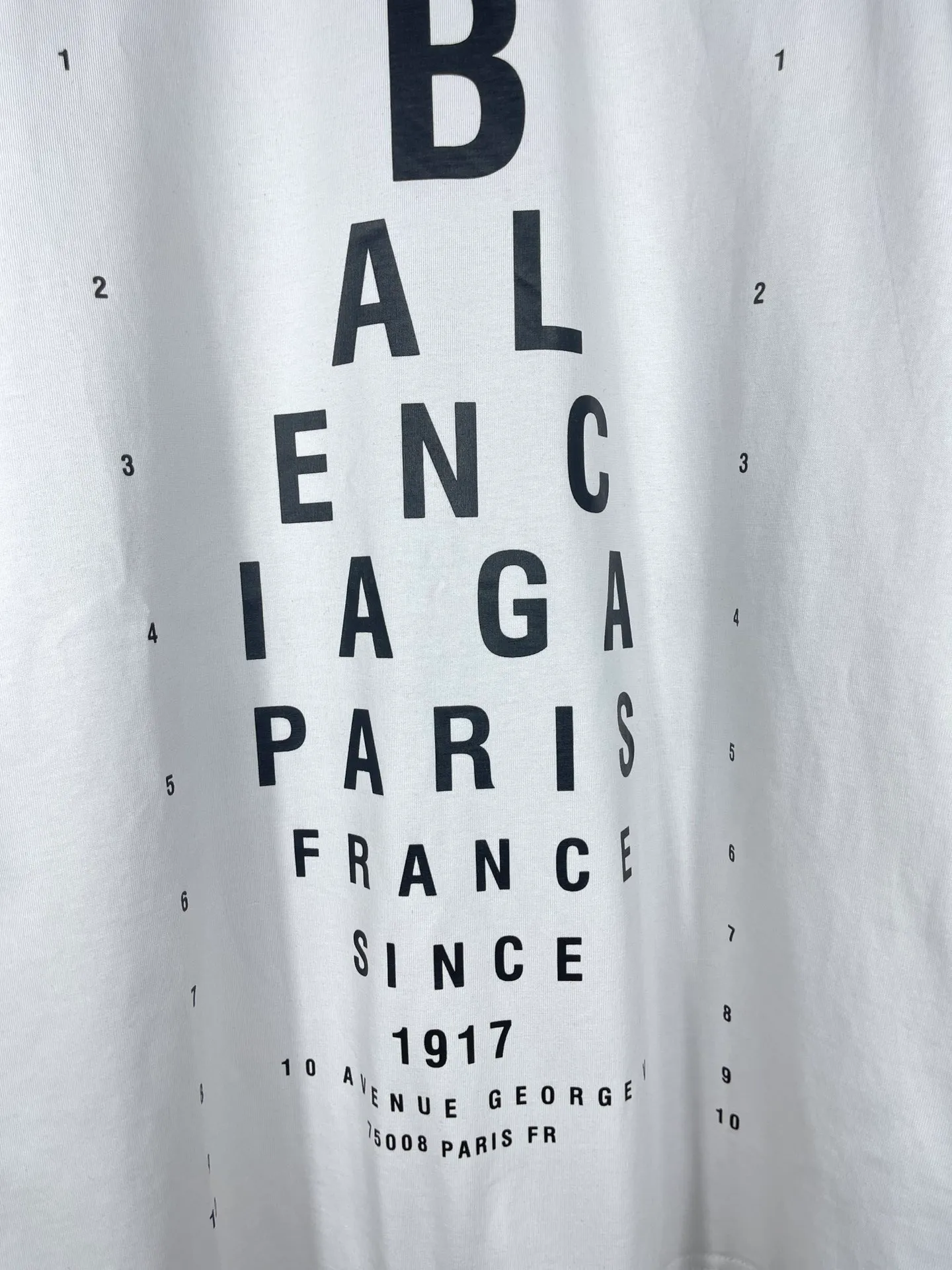 🅿️180 real photos [Top version. Official website quality] BALENCI*GA/Paris.SS25 latest model alphanumeric printed eye chart worn and distressed short-sleeved T-shirt. Ready-made clothing with many worn and worn. Brick cabinets are synchronized. Genuine products are developed at the first time. The fabric is made of Paris ZP custom-woven and dyed cotton double yarn. Weighing 260 grams, the cloth surface is clean. The cloth pattern is clear, soft and comfortable. The threads are dyed with no color difference. The printing is made of environmentally friendly imported materials. The letters are clear and the effect is three-dimensional. The version adopts OS loose shoulder design. Same style for men and women. Code: BL223617 Color: black, gray and white. Size: XS S M L