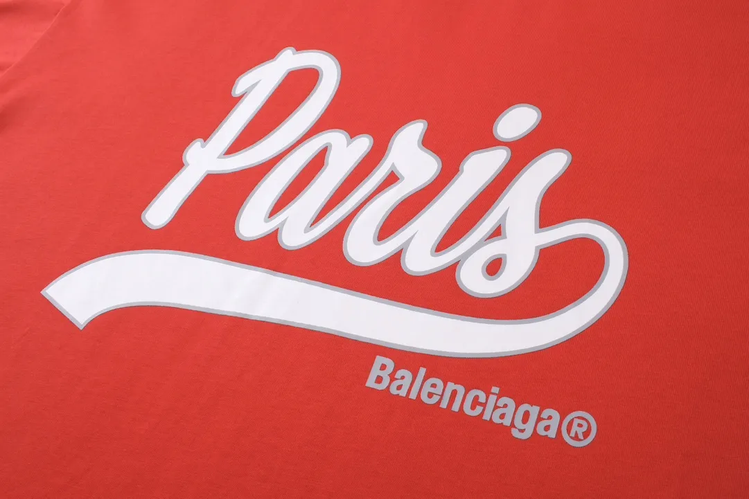 🅿️180 real photos [Top version. Official website quality] BALENCI*GA/Paris. SS24 latest model, front enjoy Paris art print short-sleeved T-shirt. Brick cabinet synchronization. Genuine product developed in the first time, happy to print and compare! The fabric is made of Paris ZP custom-woven and dyed cotton double yarn. Weighing 260 grams, the cloth surface is clean. The cloth pattern is clear, soft and comfortable. The threads are dyed with no color difference. The printing uses environmentally friendly imported materials. The letters are clear and the effect is three-dimensional. The version adopts OS loose shoulder design. Same style for men and women. Code: BL233370 Color: Hulan., Red Size: XS S M L