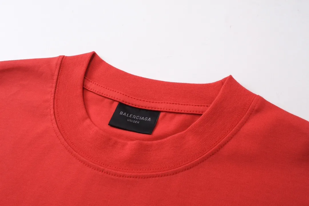 🅿️180 real photos [Top version. Official website quality] BALENCI*GA/Paris. SS24 latest model, front enjoy Paris art print short-sleeved T-shirt. Brick cabinet synchronization. Genuine product developed in the first time, happy to print and compare! The fabric is made of Paris ZP custom-woven and dyed cotton double yarn. Weighing 260 grams, the cloth surface is clean. The cloth pattern is clear, soft and comfortable. The threads are dyed with no color difference. The printing uses environmentally friendly imported materials. The letters are clear and the effect is three-dimensional. The version adopts OS loose shoulder design. Same style for men and women. Code: BL233370 Color: Hulan., Red Size: XS S M L