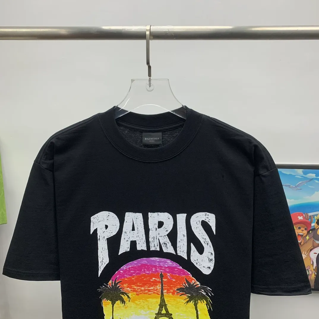 Top tested version 𝐁A𝐋EN𝐂IA𝐆A/Balenciaga Sunset Paris Eiffel Tower T-shirt Fabric: 32 pieces of double yarn 240g - counter synchronization #The highest version on the market The original development of custom-woven fabrics is washed and treated with a full sense of thickness The texture is different from market products Highly restored #Original mold opening Use imported elliptical machine printing Each print is neatly aligned No burrs Hand-printed front and rear platens Precision mesh production stencil Imported environmentally friendly slurry squeegee, the letters are clearly restored, the letter spacing is the same size as the original, highly restored to 24ss, the best-selling model on the market, the same style for men and women size: xs s m l color: white black P: 290