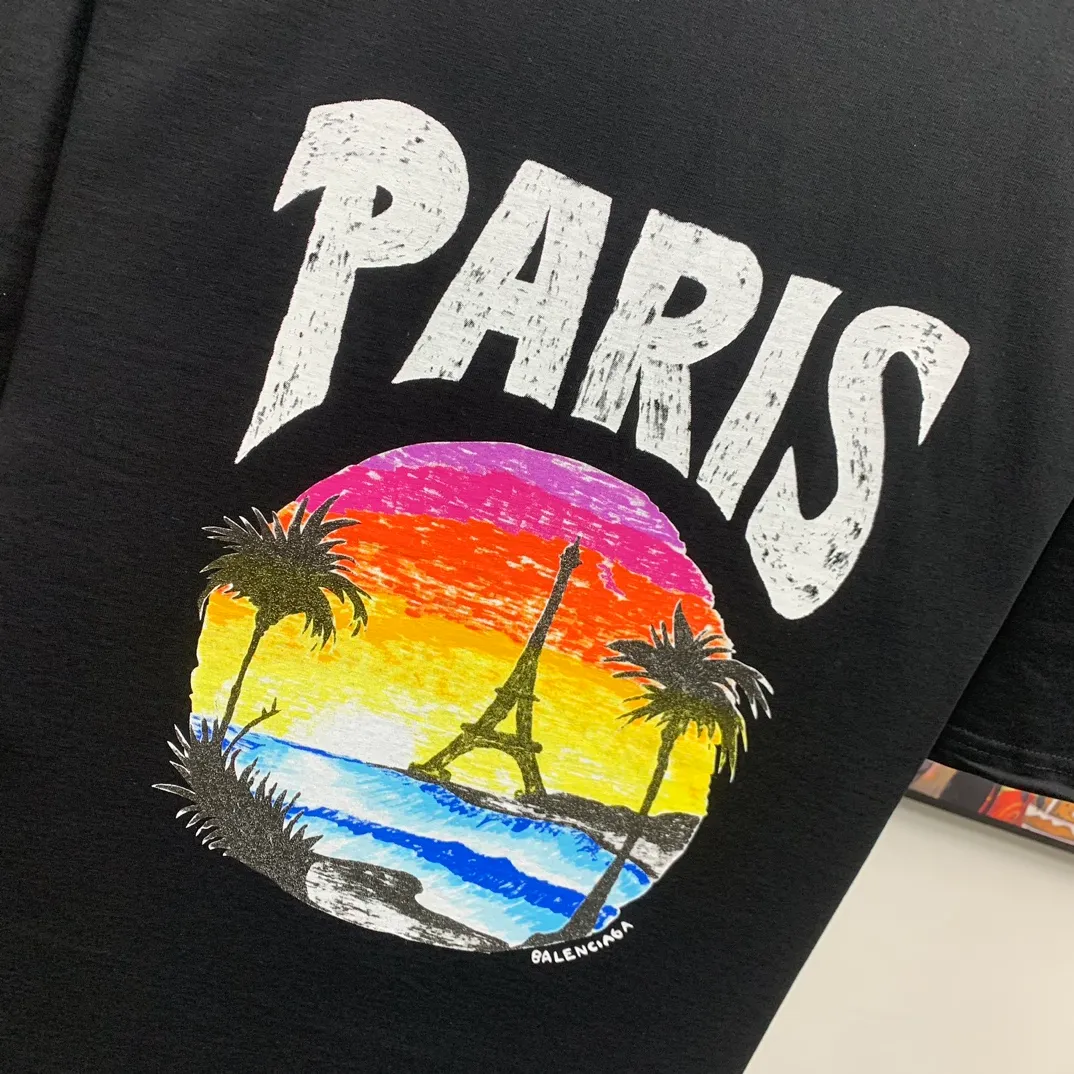 Top tested version 𝐁A𝐋EN𝐂IA𝐆A/Balenciaga Sunset Paris Eiffel Tower T-shirt Fabric: 32 pieces of double yarn 240g - counter synchronization #The highest version on the market The original development of custom-woven fabrics is washed and treated with a full sense of thickness The texture is different from market products Highly restored #Original mold opening Use imported elliptical machine printing Each print is neatly aligned No burrs Hand-printed front and rear platens Precision mesh production stencil Imported environmentally friendly slurry squeegee, the letters are clearly restored, the letter spacing is the same size as the original, highly restored to 24ss, the best-selling model on the market, the same style for men and women size: xs s m l color: white black P: 290